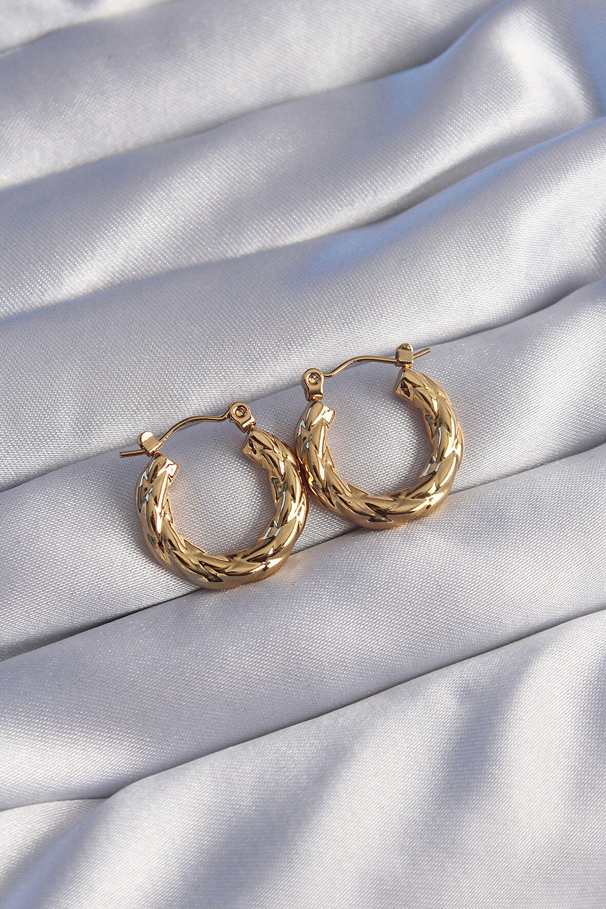 Buyers Butik 316L Çelik Gold Renk Burgu Görünüm Oval Küpe