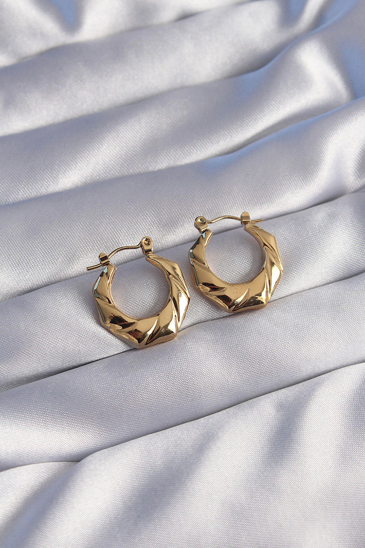 Buyers Butik 316L Çelik Gold Renk Kıvrımlı Görünüm Geometrik Model Küpe