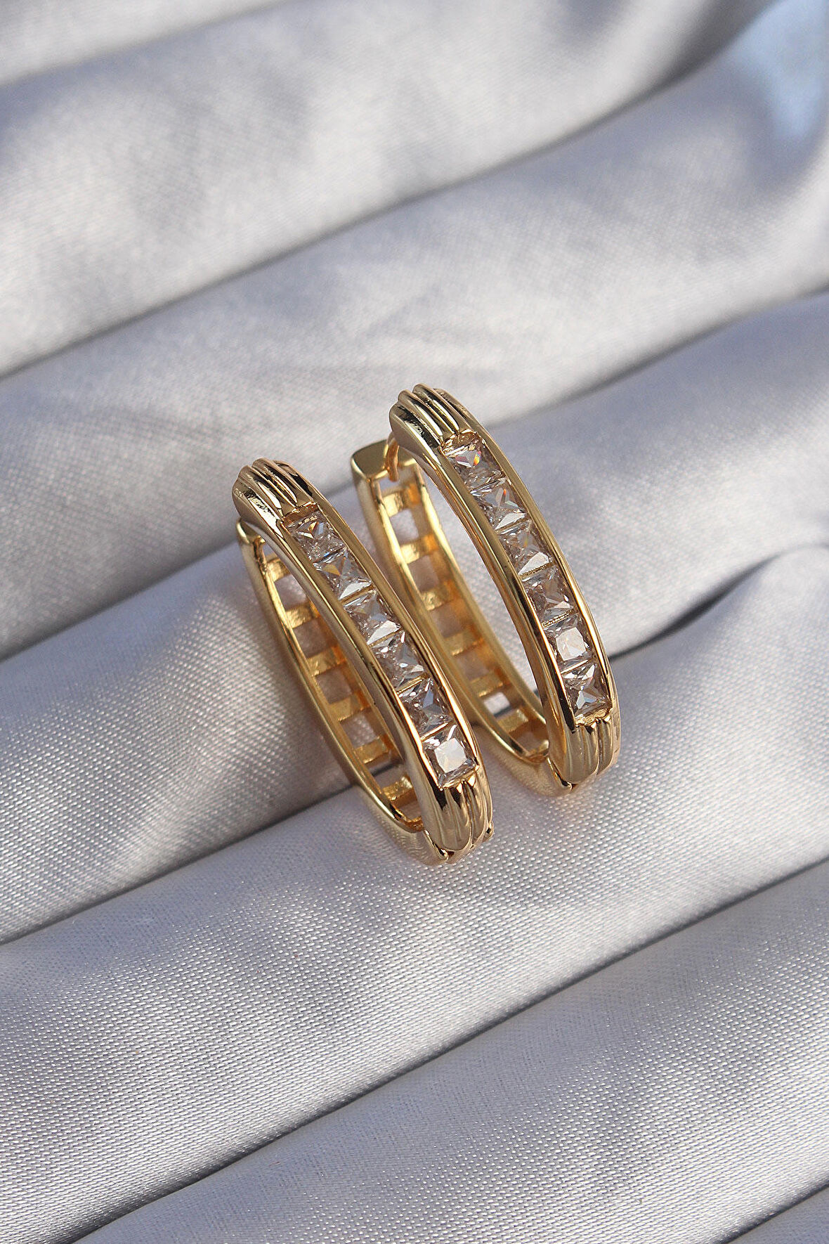 Buyers Butik Pirinç Gold Renk Zirkon Taşlı Oval Model Küpe