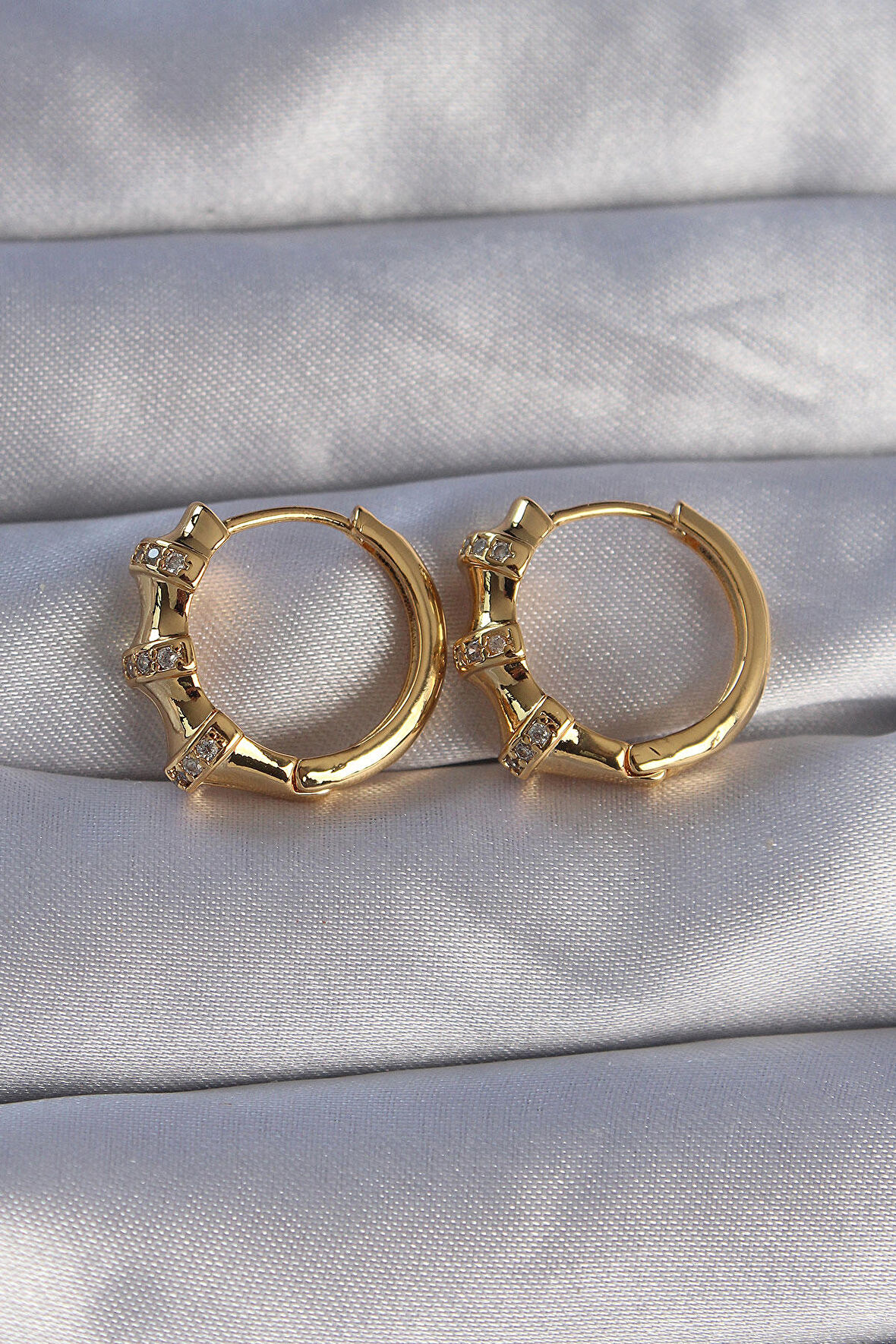 Buyers Butik Pirinç Gold Renk Kabartmalı Zirkon Taşlı Oval Model Küpe