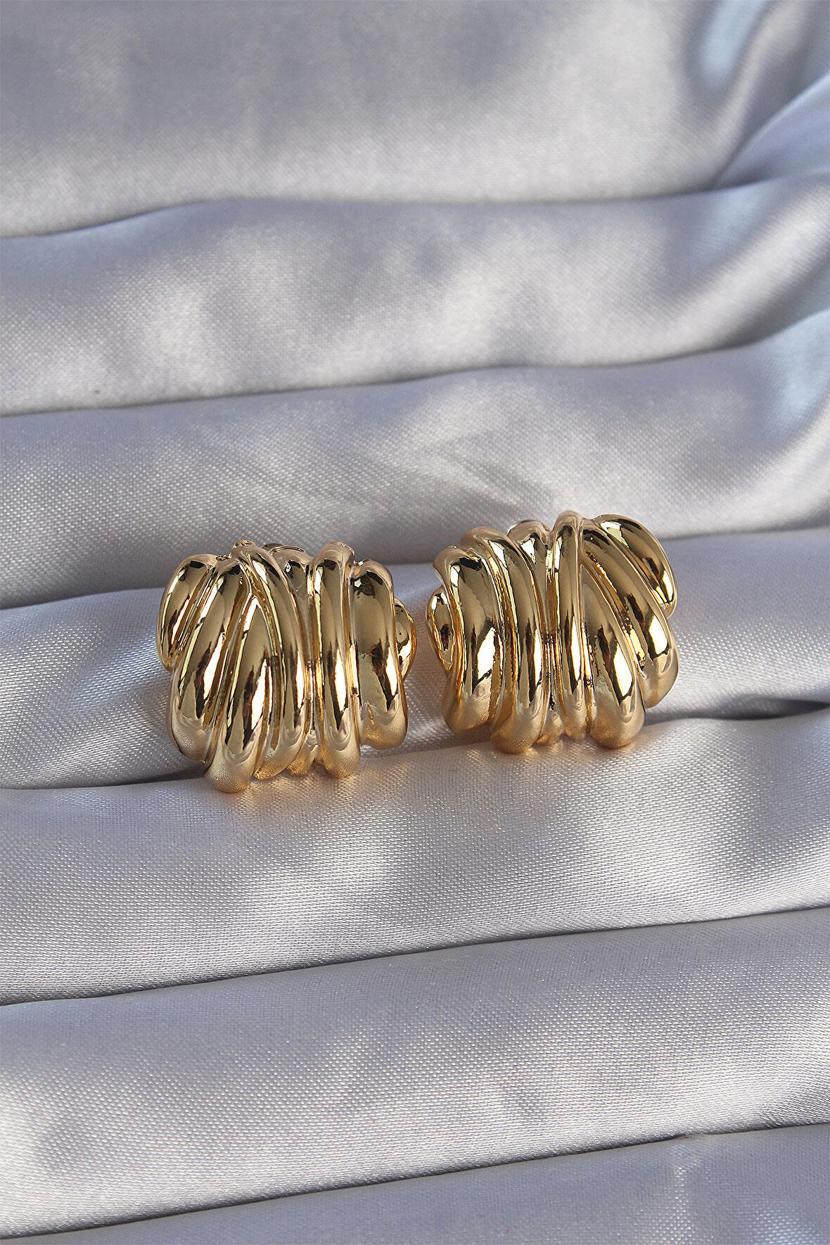 Buyers Butik Pirinç Gold Renk Tırtıklı Bombe Model Küpe