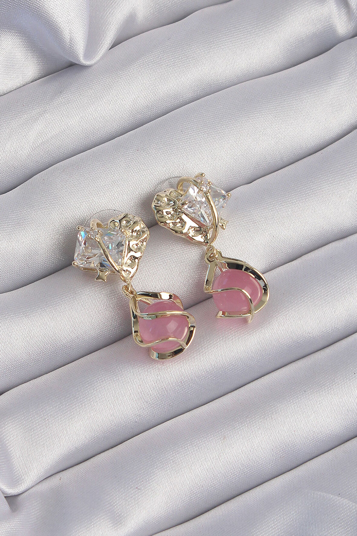 Buyers Butik Pirinç Gold Renk Zirkon Taşlı Pembe Küre Tasarımlı Küpe