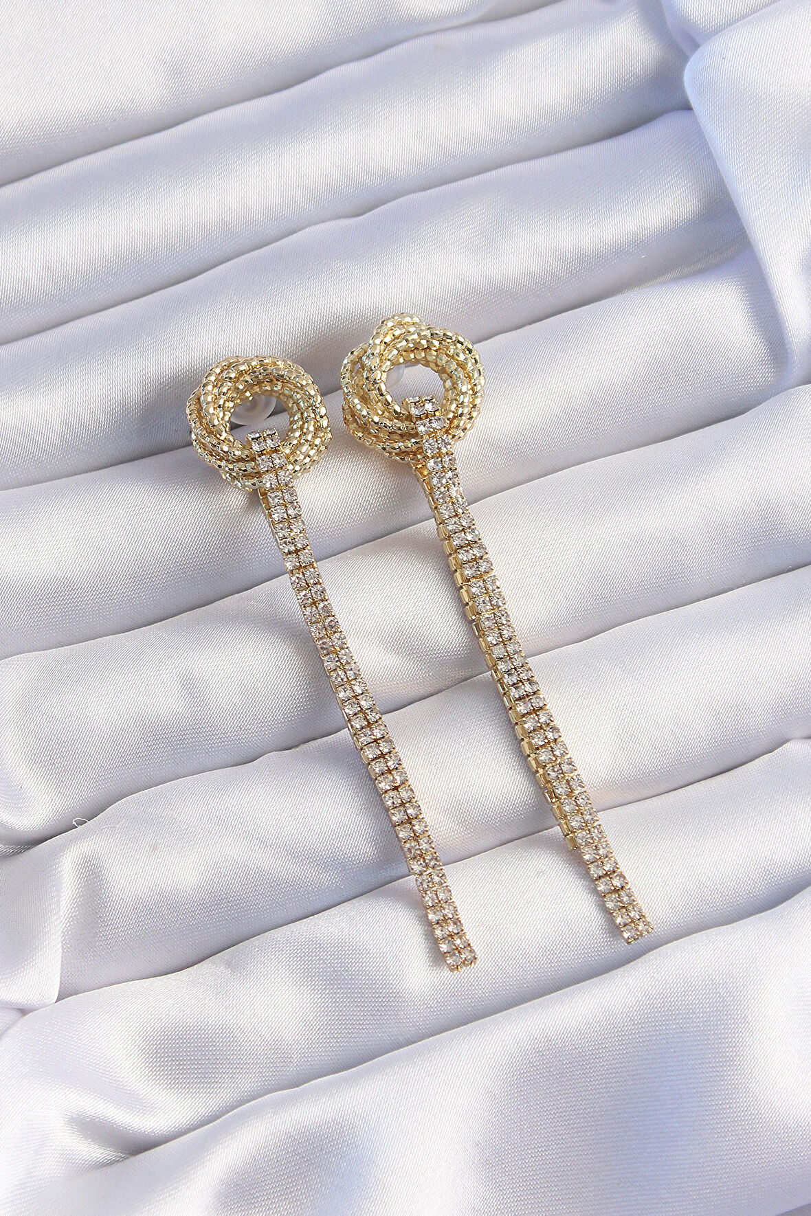Buyers Butik Pirinç Gold Renk Zirkon Taşlı Kıvrım Detay Sallantılı Küpe