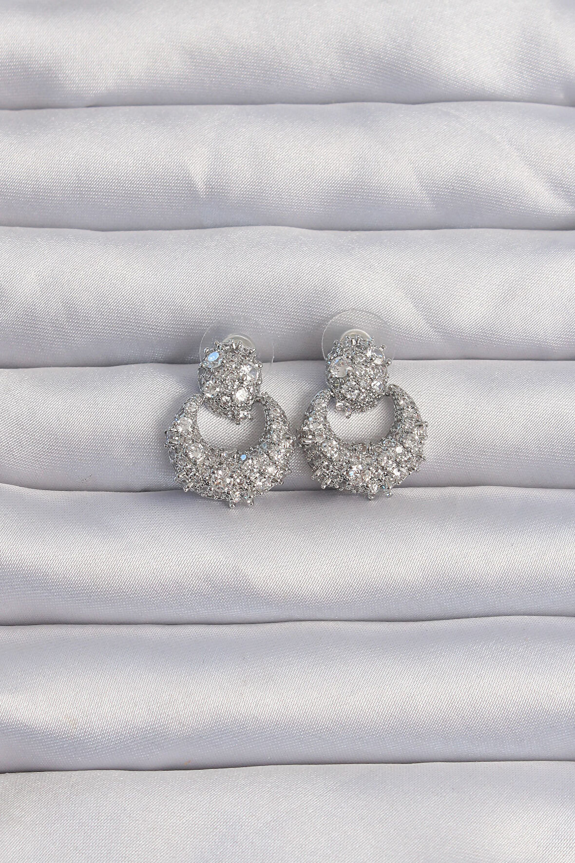 Buyers Butik Pirinç Gümüş Renk Zirkon Taşlı Oval Form Küpe