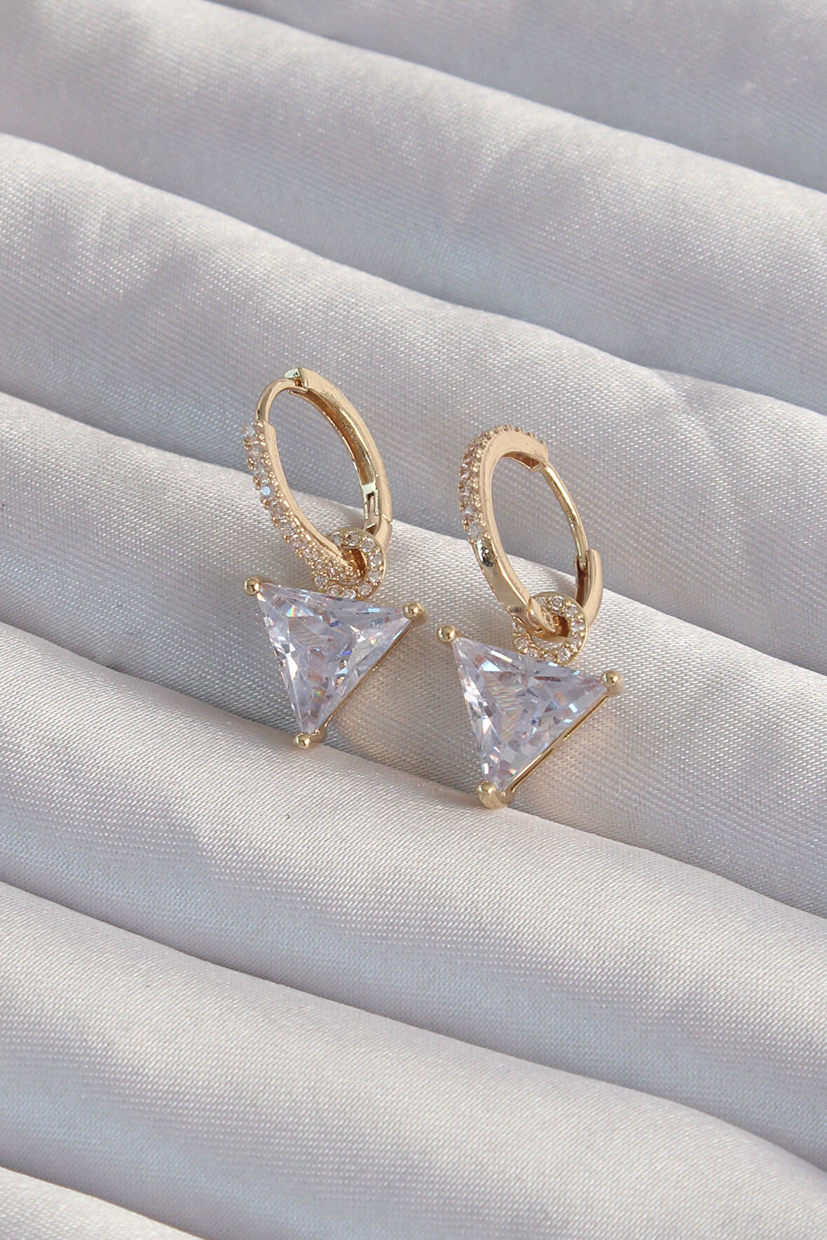 Buyers Butik Pirinç Gold Renk Üçgen Zirkon Taşlı Sallantılı Halka Küpe