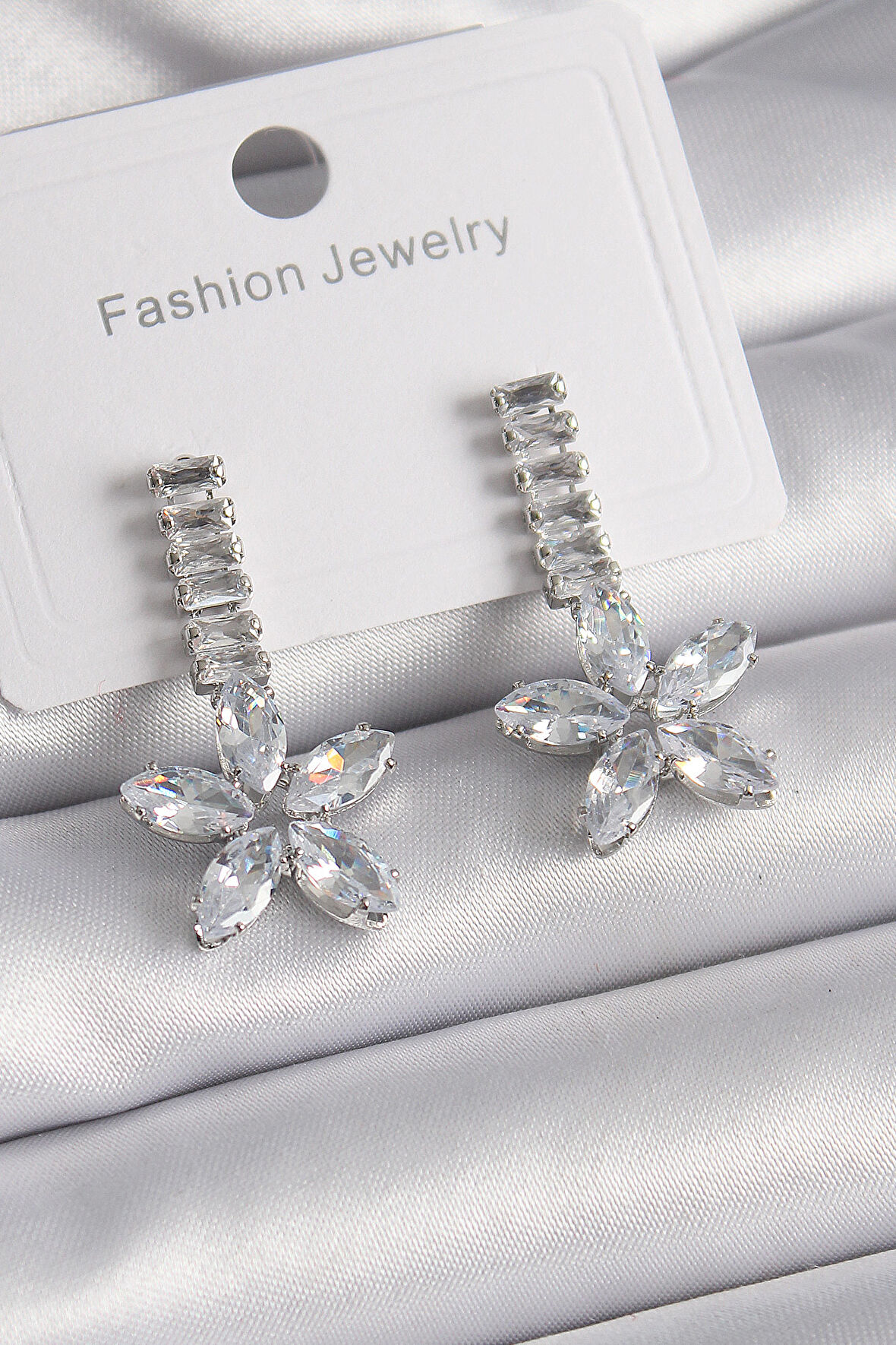 Buyers Butik Pirinç Gümüş Renk Su Yolu Zirkon Taşlı Çiçek Model Kadın Küpe