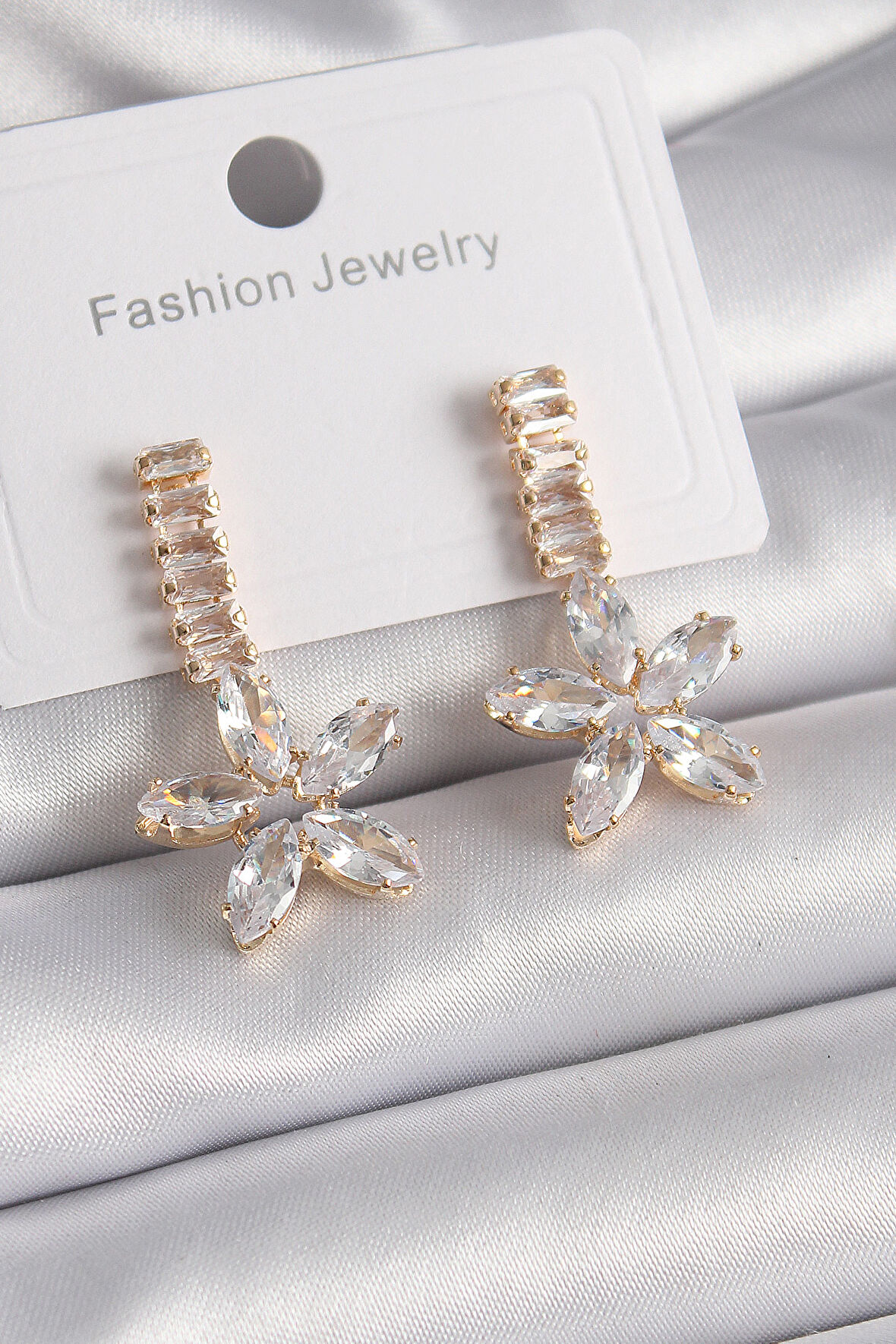 Buyers Butik Pirinç Gold Renk Su Yolu Zirkon Taşlı Çiçek Model Kadın Küpe