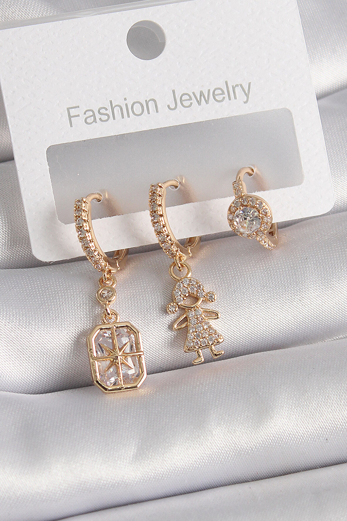 Buyers Butik Pirinç Gold Renk Zirkon Taşlı Halka Model Çocuk Figür Kadın Küpe
