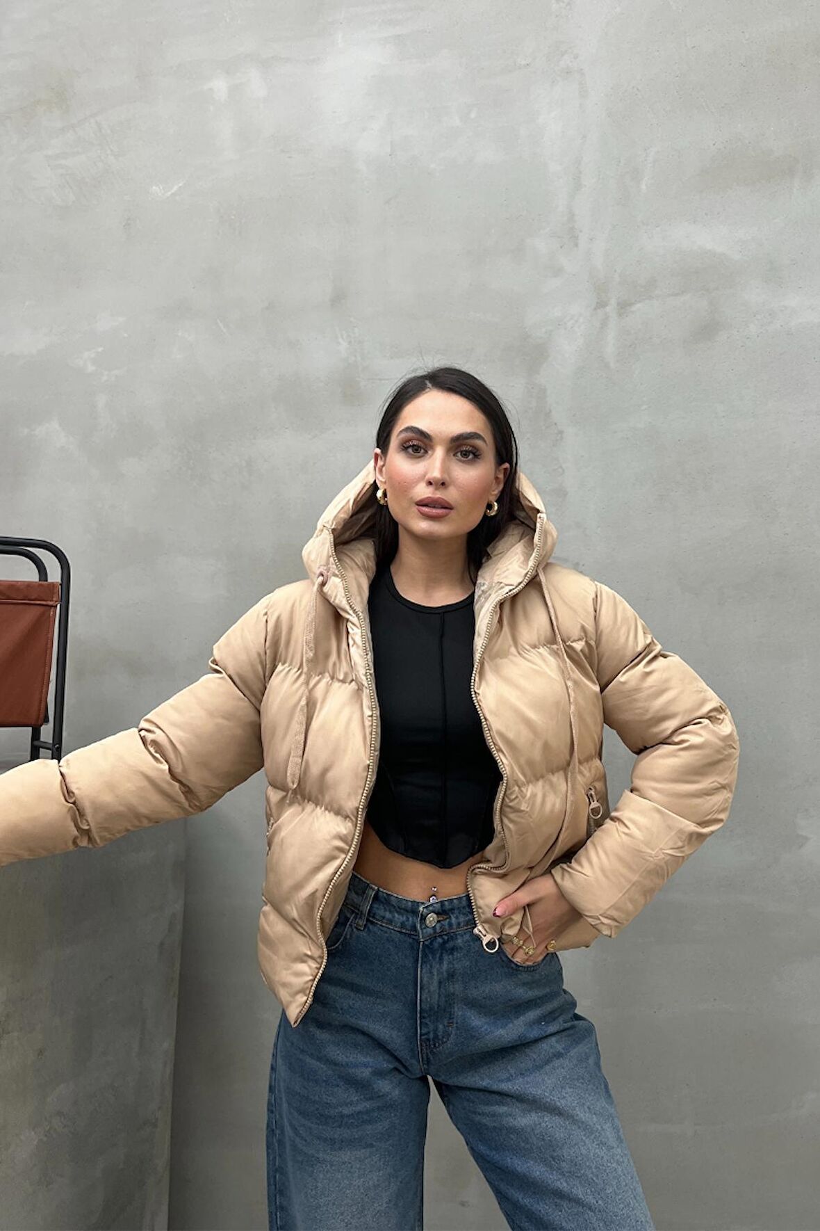Bej Fermuarlı Kapüşonlu Kısa Şişme Mont