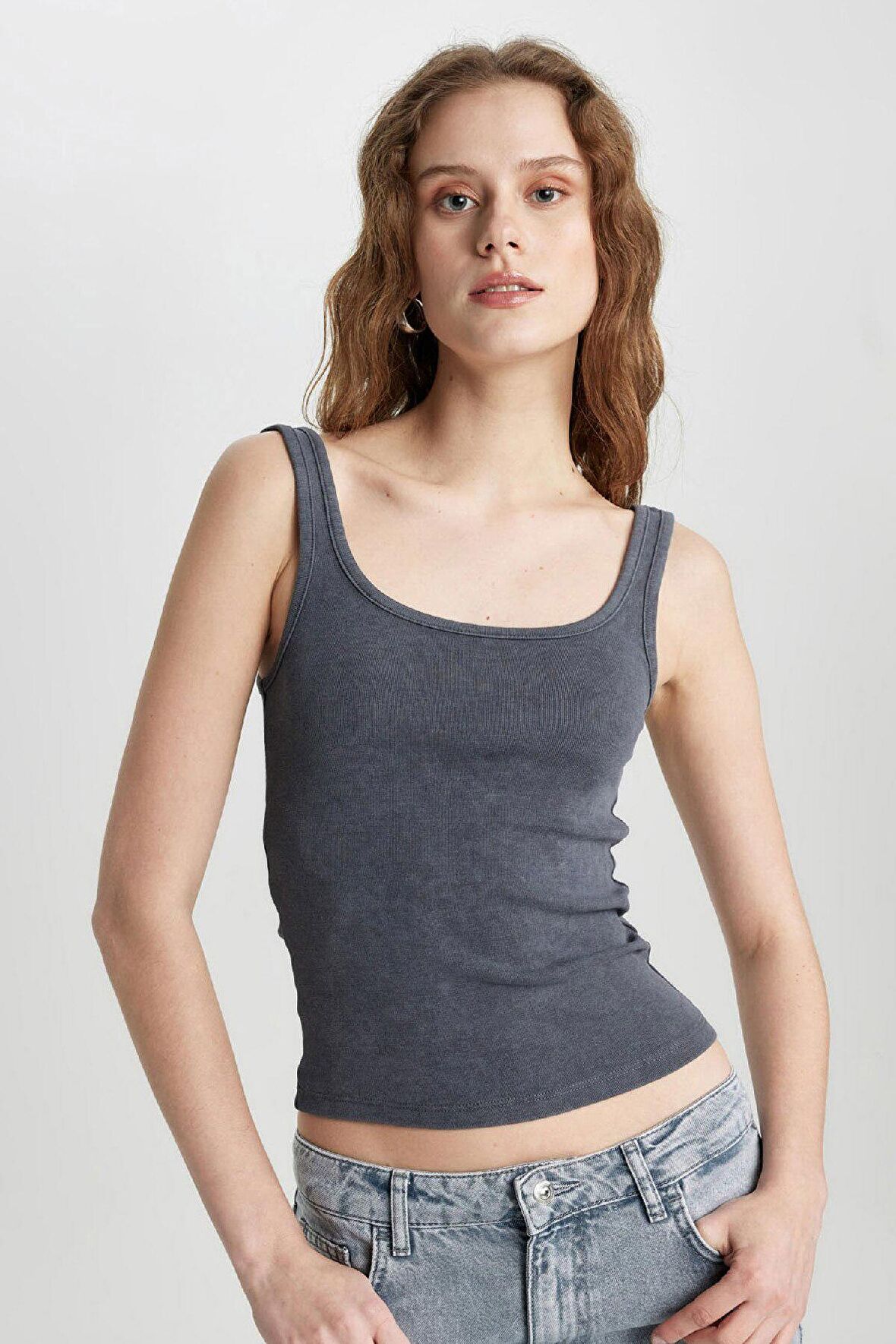 DeFacto Slim Fit Dar Kesim U Yaka Ribana Yıkamalı Soluk Efektli Basic Atlet C2621AX24SPAR191