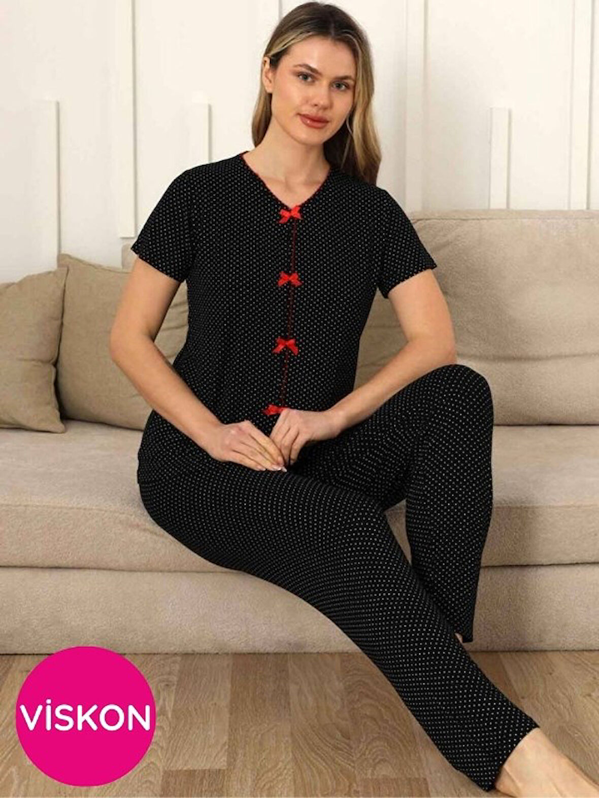 Kadın Süs Düğmeli Fiyonklu V Yaka Puantiyeli Likralı Viskon Kısa Kol Pijama Takımı 