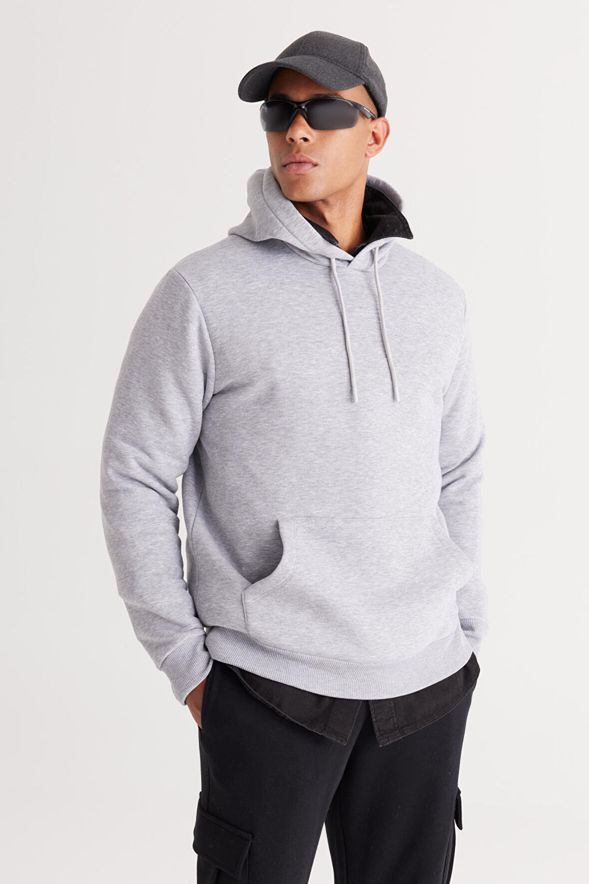 Erkek Gri Melanj Standart Fit Içi Polarlı 3 Iplik Kapüşonlu Kanguru Cepli Pamuklu Sweatshirt