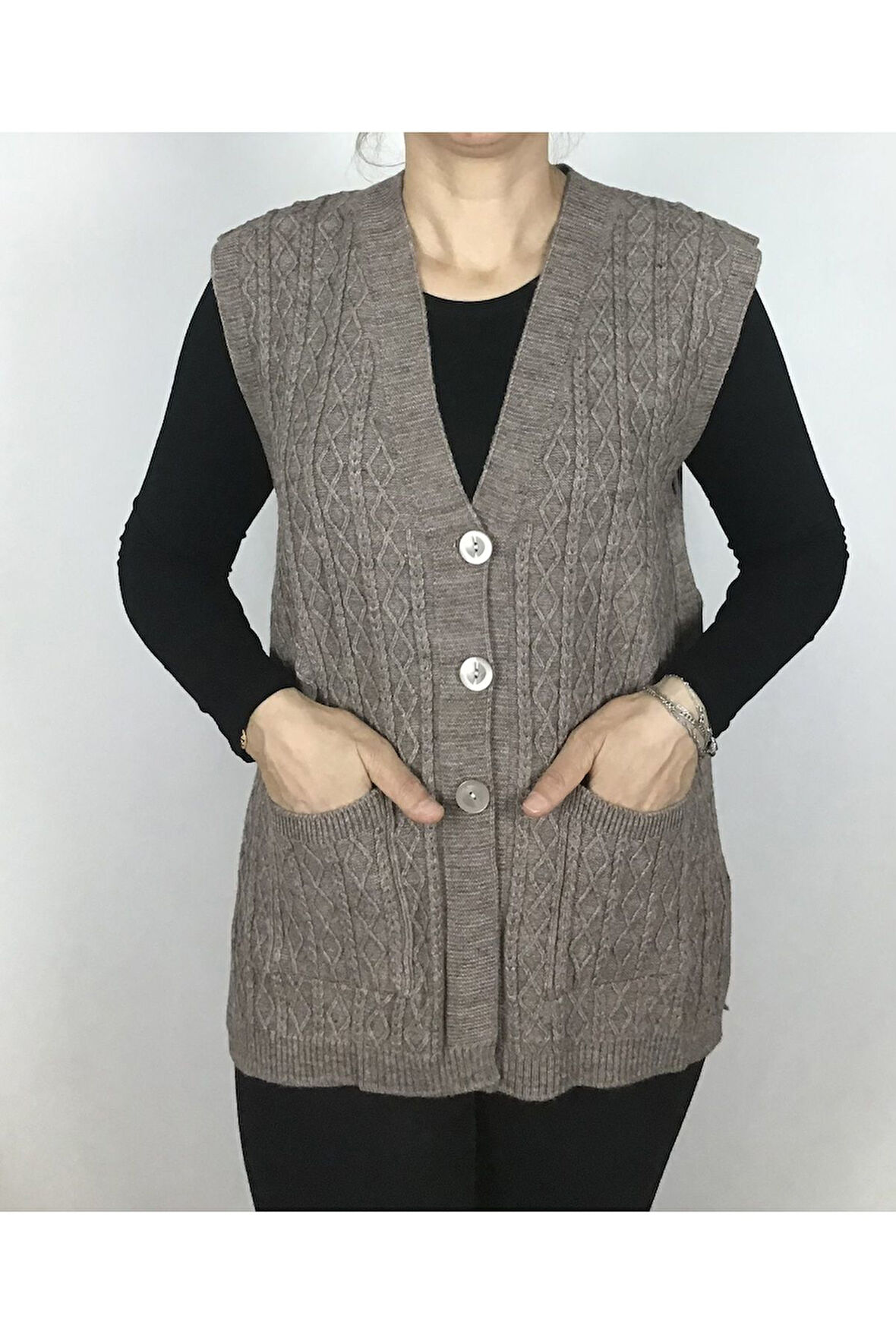 ÖNÜ DÜĞMELİ CEPLİ YÜNLÜ KISA ANNE YELEK