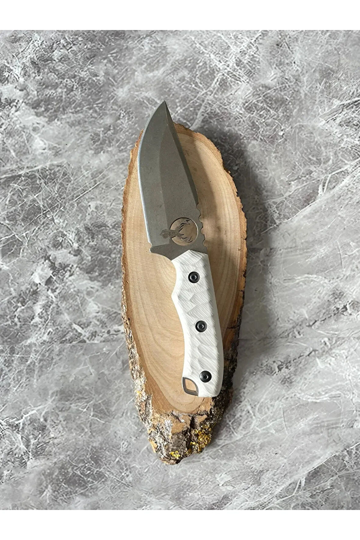 Geyik Desenli El Yapımı Beyaz Kabzeli Kılıflı Kamp ve Av Bıçağı – 20,5 cm
