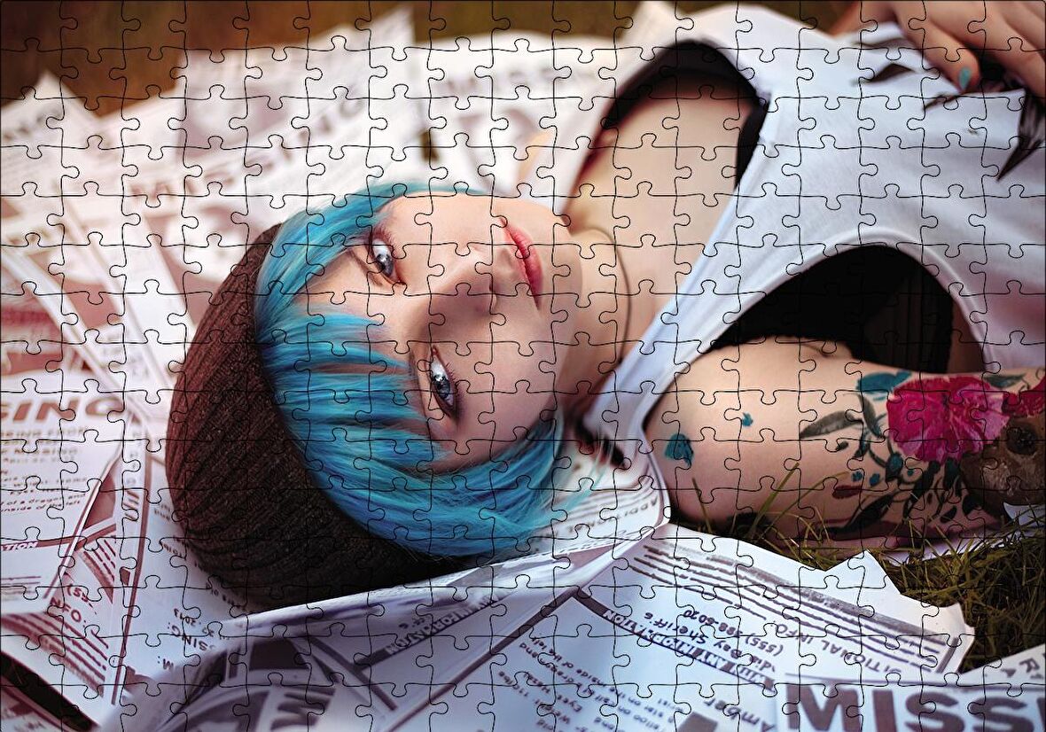 Cakapuzzle  Gazete Küpürleri Üstünde Life is Strange Max Puzzle Yapboz MDF Ahşap