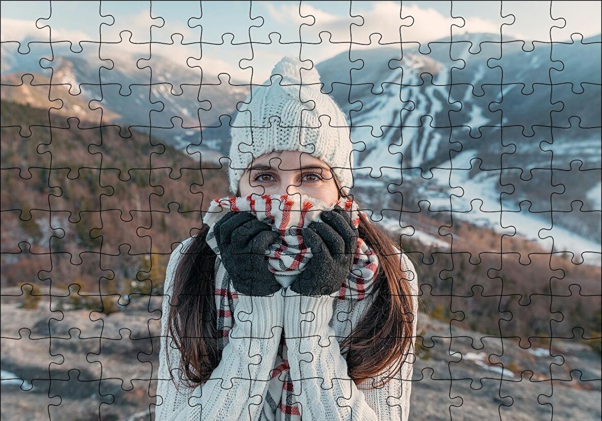 Cakapuzzle  Soğuk Dağlar ve Beyaz Bereli Kız Puzzle Yapboz MDF Ahşap