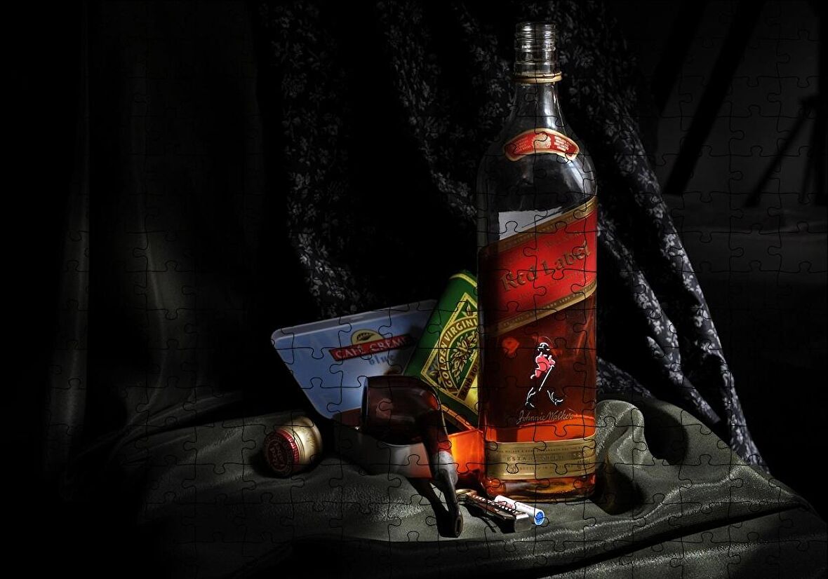 Cakapuzzle  Siyah Kumaşlar ve Johnnie Walker Red Label Puzzle Yapboz MDF Ahşap