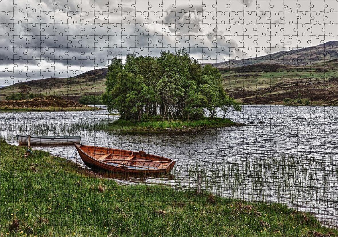 Cakapuzzle  Gölde Sandallar Tepeler ve Bulutlu Gökler Puzzle Yapboz MDF Ahşap