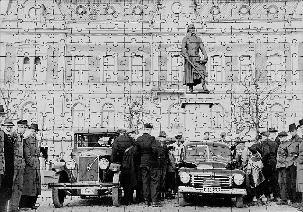 Cakapuzzle  İnsanlar 1927 Volvo PV4 Modelini İncelerken Puzzle Yapboz MDF Ahşap