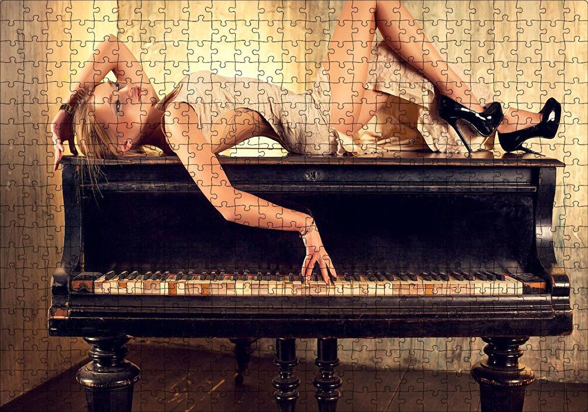 Cakapuzzle  Piyano Üzerine Uzanmış Sarışın Kadın Puzzle Yapboz MDF Ahşap