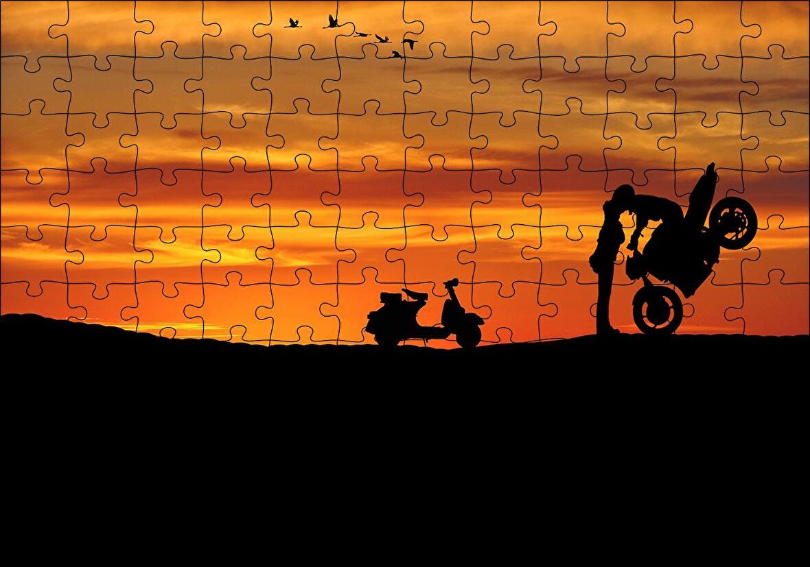 Cakapuzzle Motorsikletli Sürücü Kızı Öpüyor Kızıl Gün Batımı Puzzle Yapboz MDF Ahşap