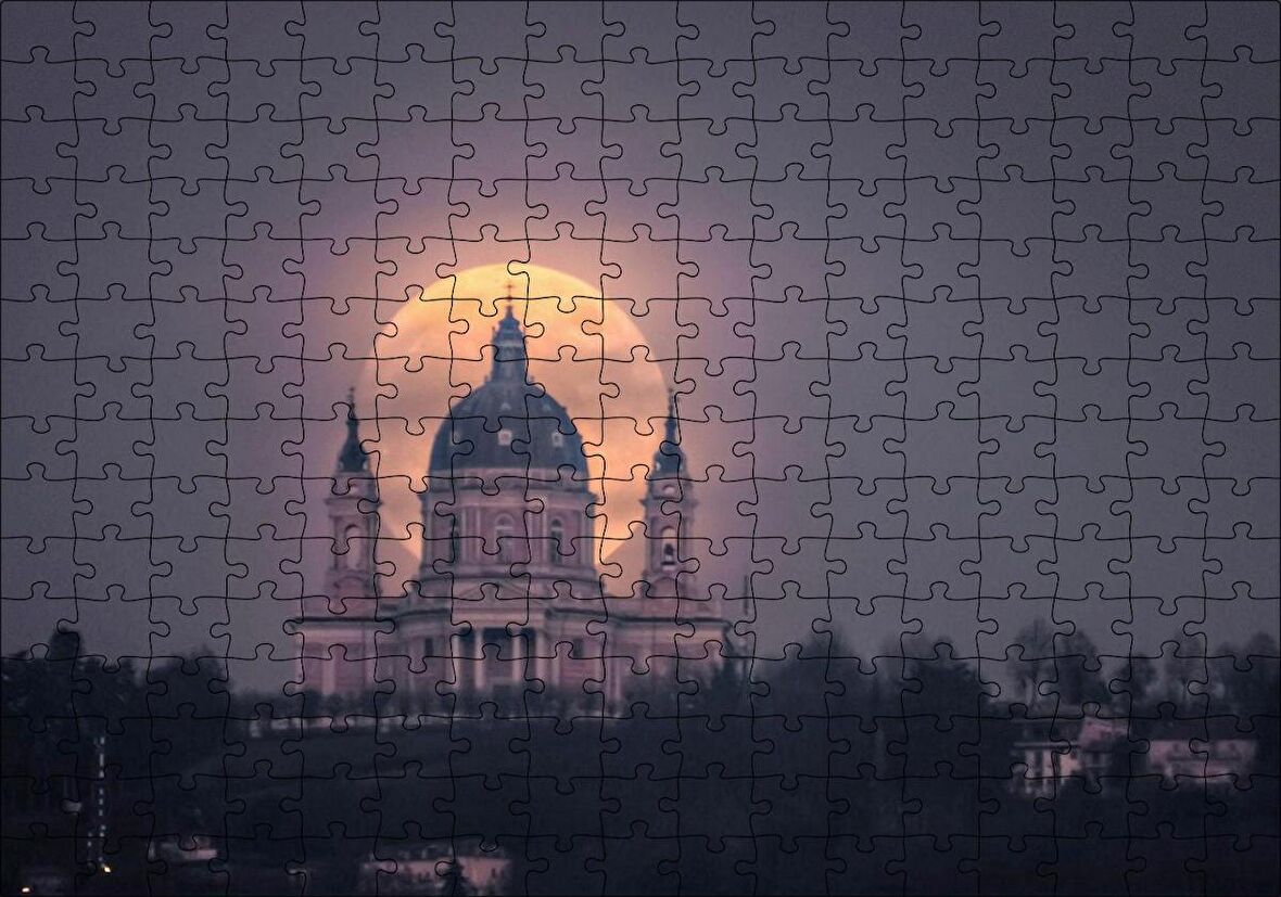 Cakapuzzle Tarihi Kilise ve Tam Arkasındaki Süper Ay Puzzle Yapboz MDF Ahşap