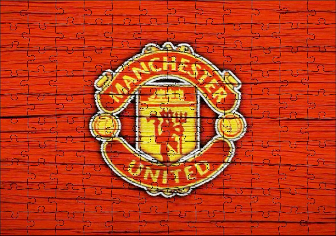 Cakapuzzle Kırmızı Boyalı Zeminde Manchester United Logosu Puzzle Yapboz MDF Ahşap
