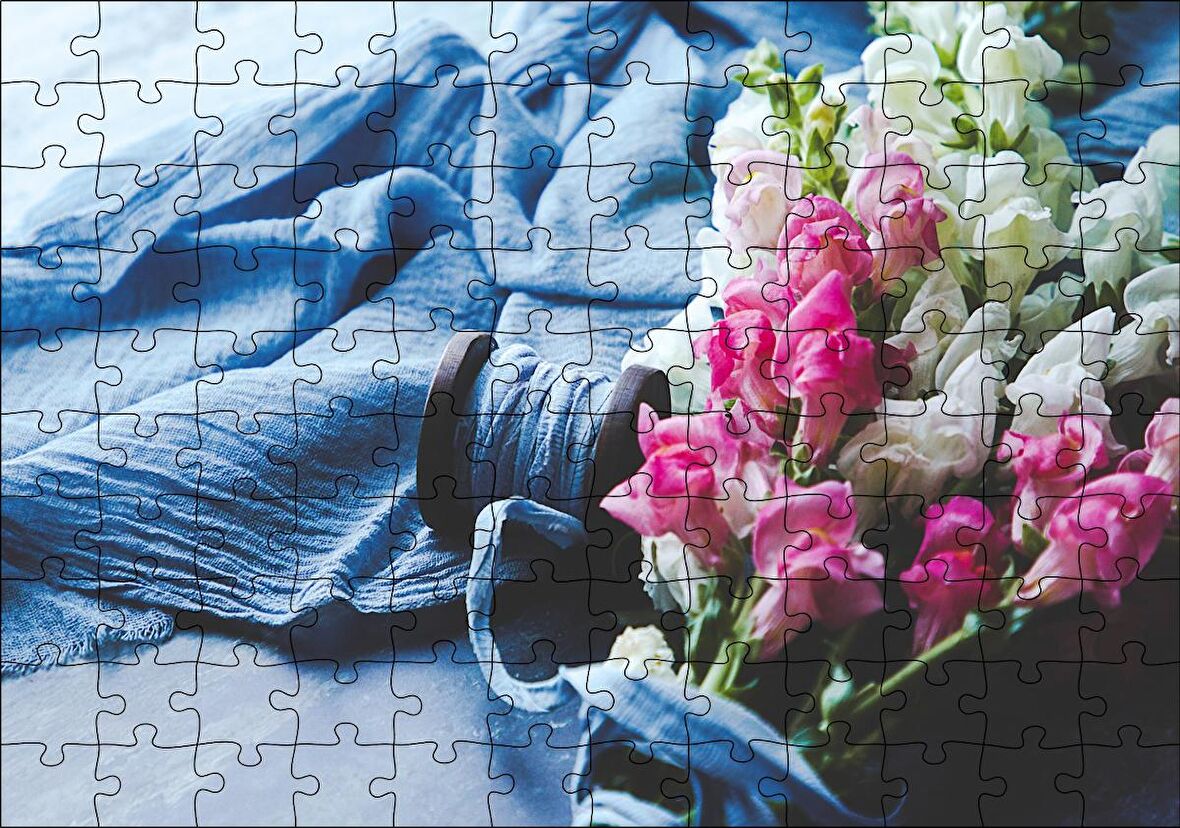 Cakapuzzle Pembe Beyaz Çiçekli Buket ve Mavi Kumaş Puzzle Yapboz MDF Ahşap