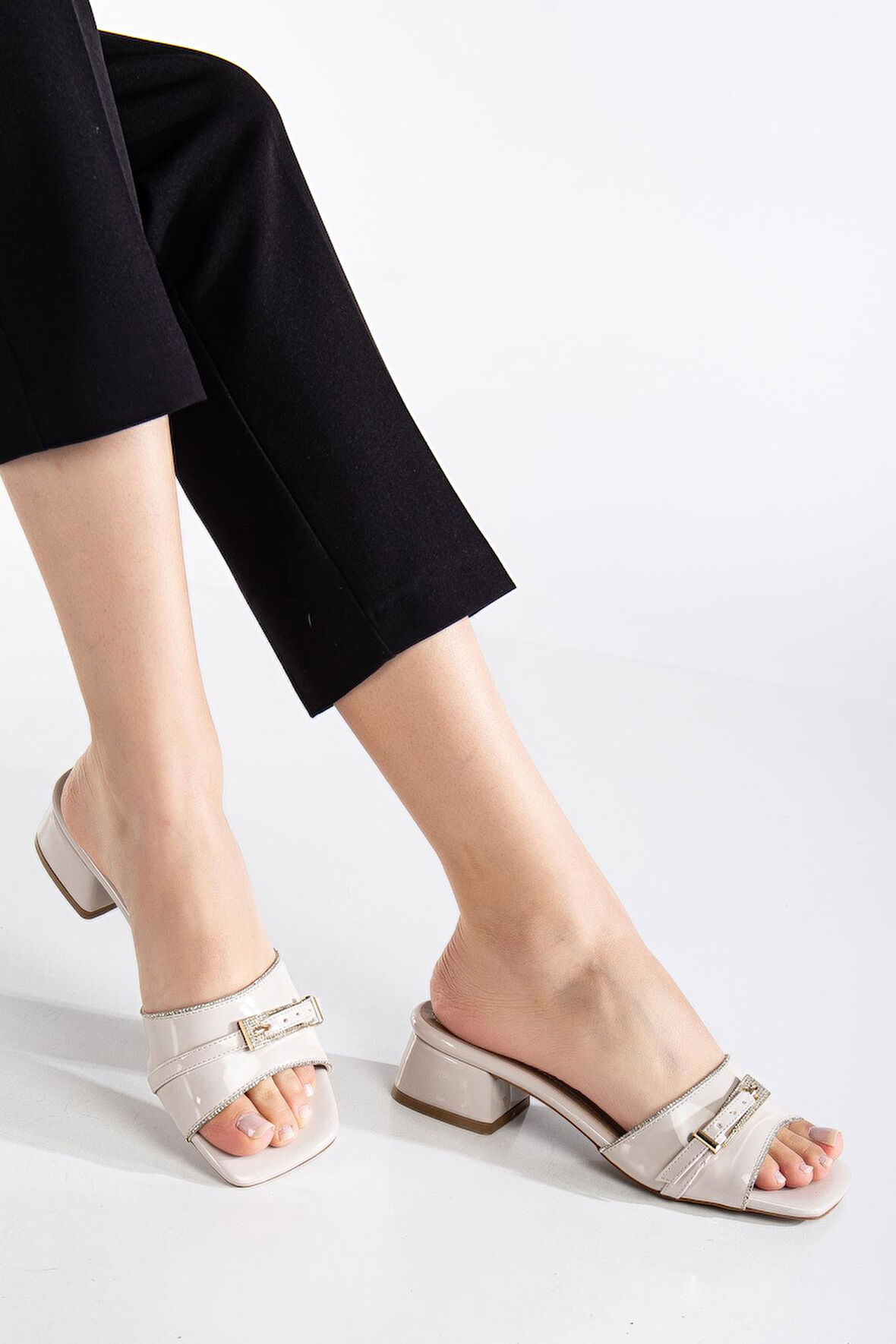 Suins Carter Model Taşlı Toka Detaylı Terlik