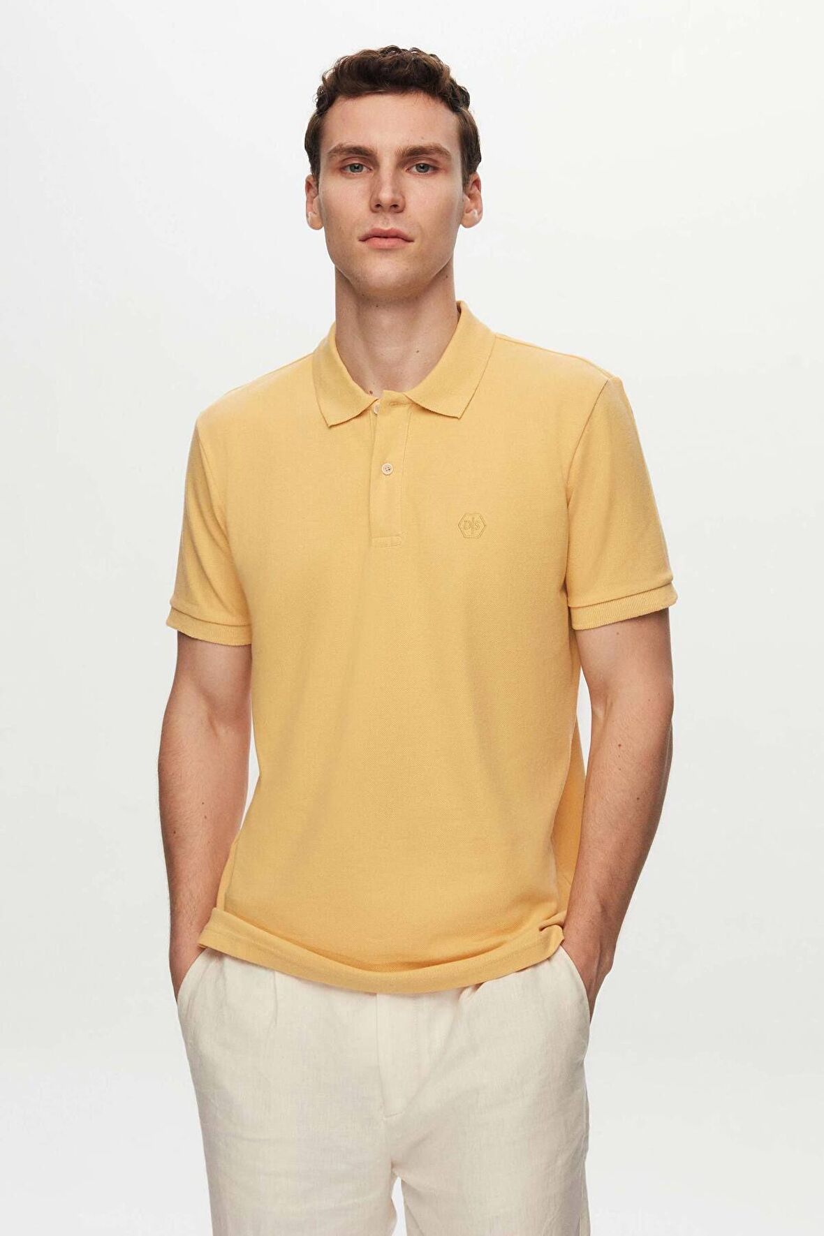 Regular Fit Açık Sarı Pike Dokulu %100 Pamuk Kıvrılmaz Polo Yaka Nakışlı T-Shirt 4HC14ORT51000