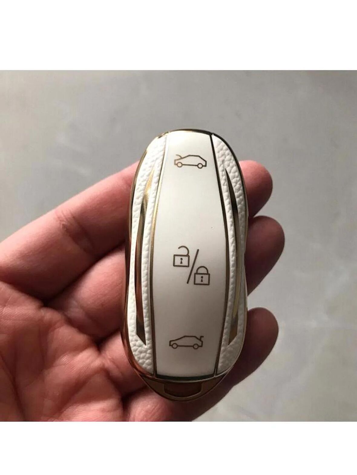 TESLA MODEL Y TİPİ ANAHTAR KORUMA KILIFI BEYAZ-GOLD LÜTFEN UYUMLU ANAHTAR MODELİNE BAKINIZ