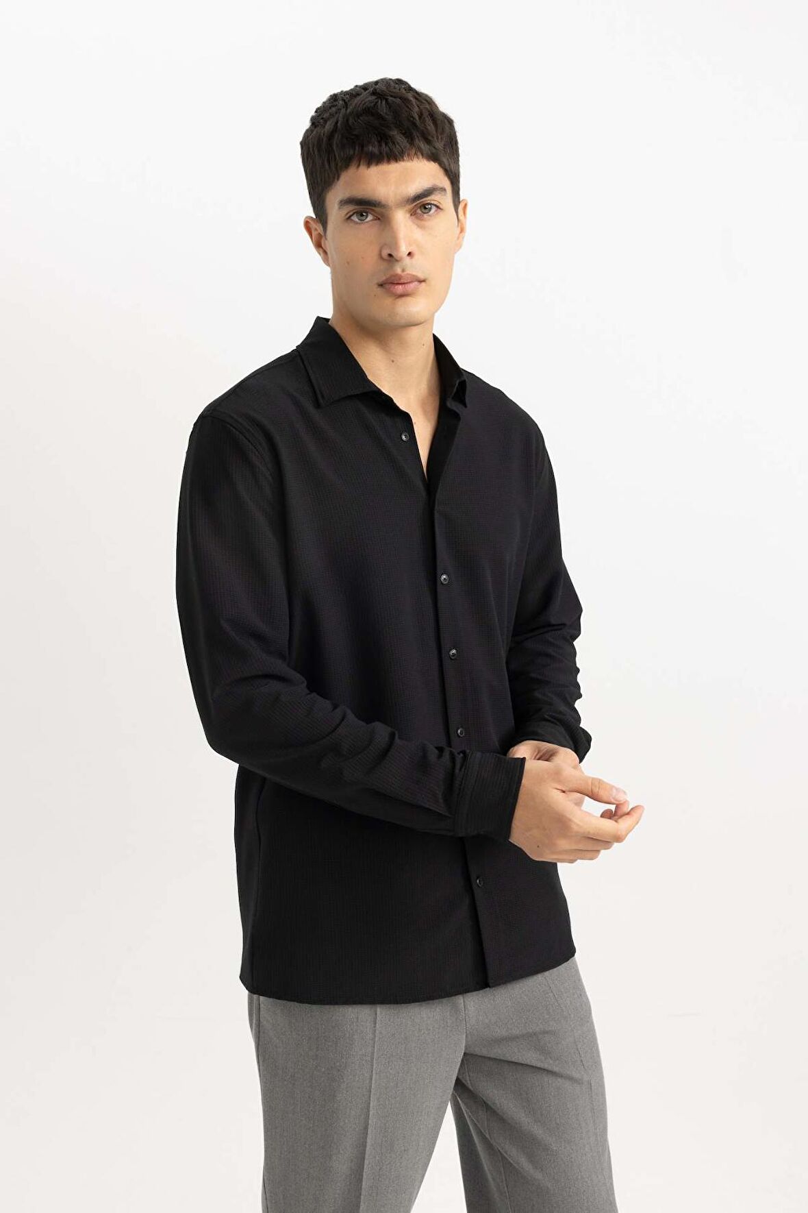 DeFacto Modern Fit Polo Yaka Basic Düz Krinkıl Uzun Kollu Siyah Gömlek B7384AX24SPBK27