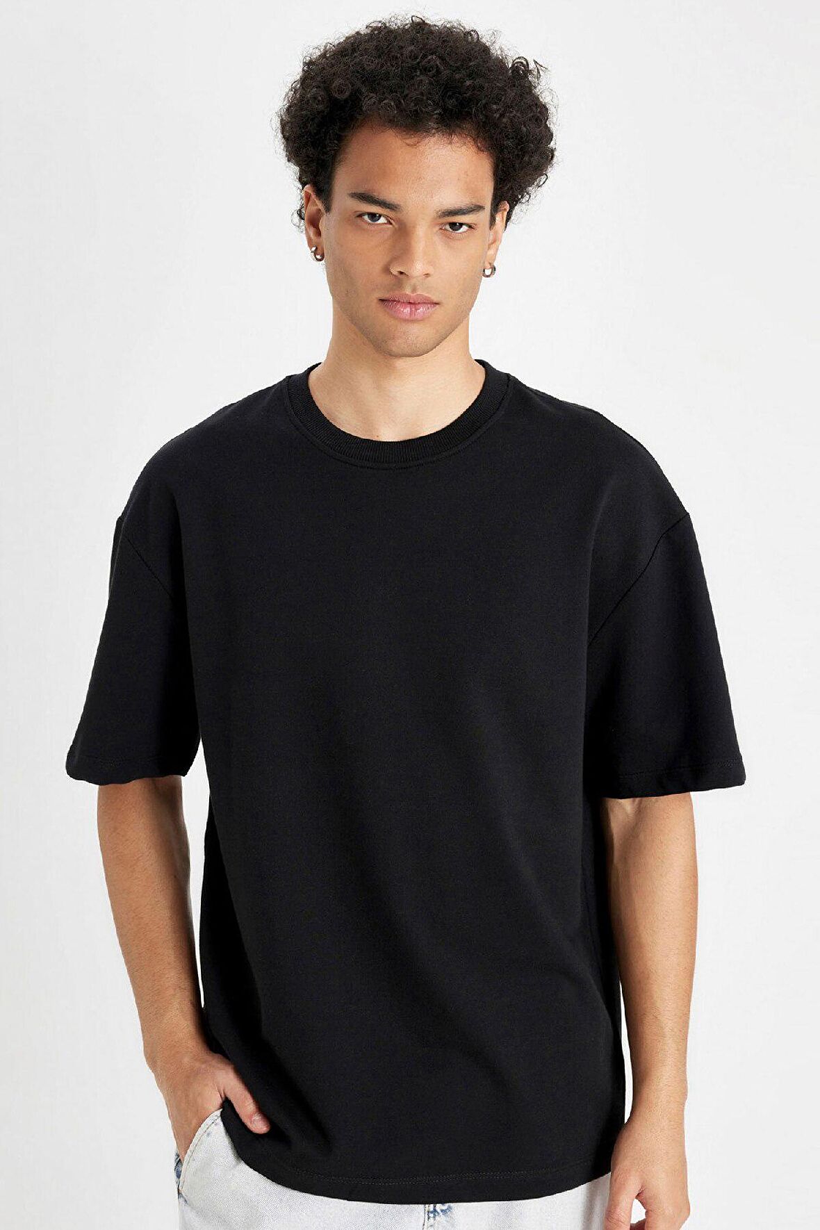 DeFacto %100 Pamuk Relax Fit Bisiklet Yaka Kısa Kollu Basic Düz Siyah Tişört D3673AX24AUBK81