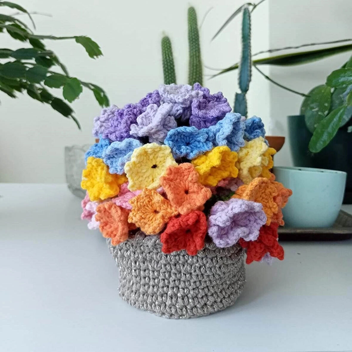 Amigurumi el örgüsü sepetli çiçek buketi bardak altlığı - Papatya 7 parça