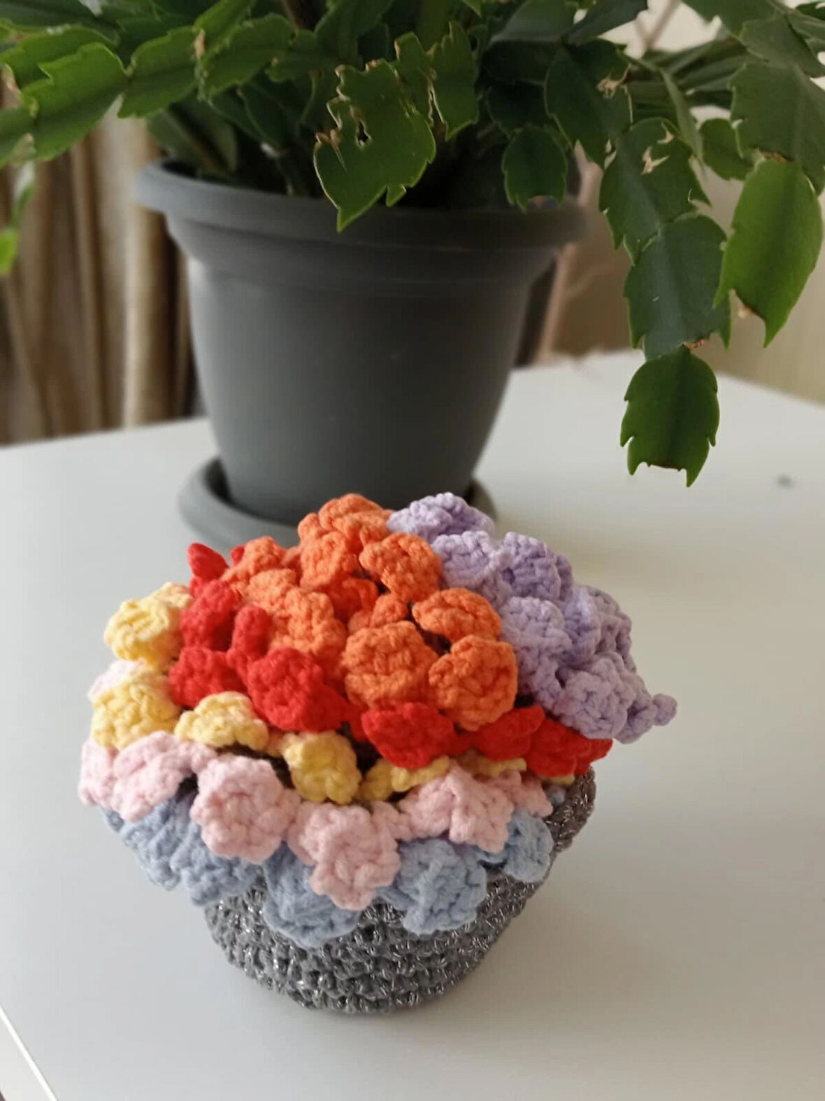 Amigurumi el örgüsü sepetli çiçek buketi bardak altlığı - Karanfil 7 parça