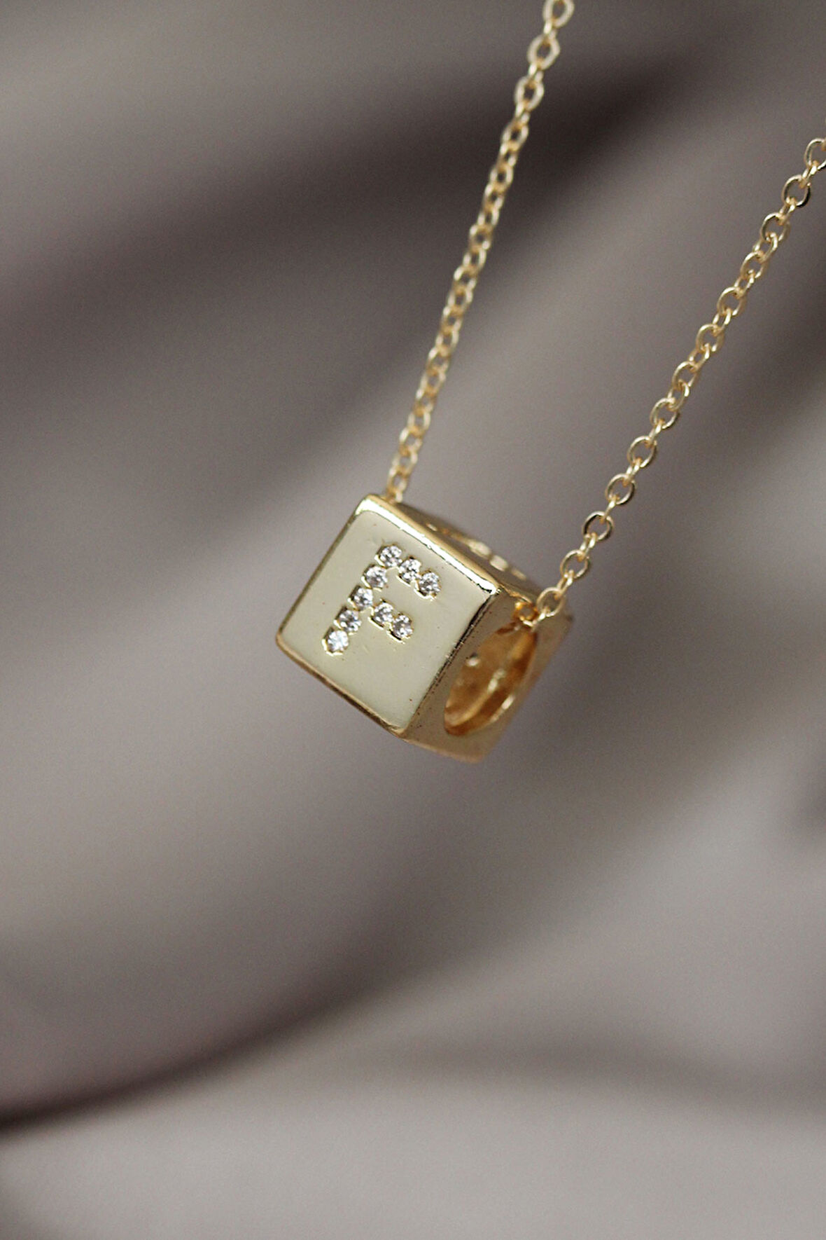 Küp Model Gold Renk Zirkon Taşlı F Harfli Kolye
