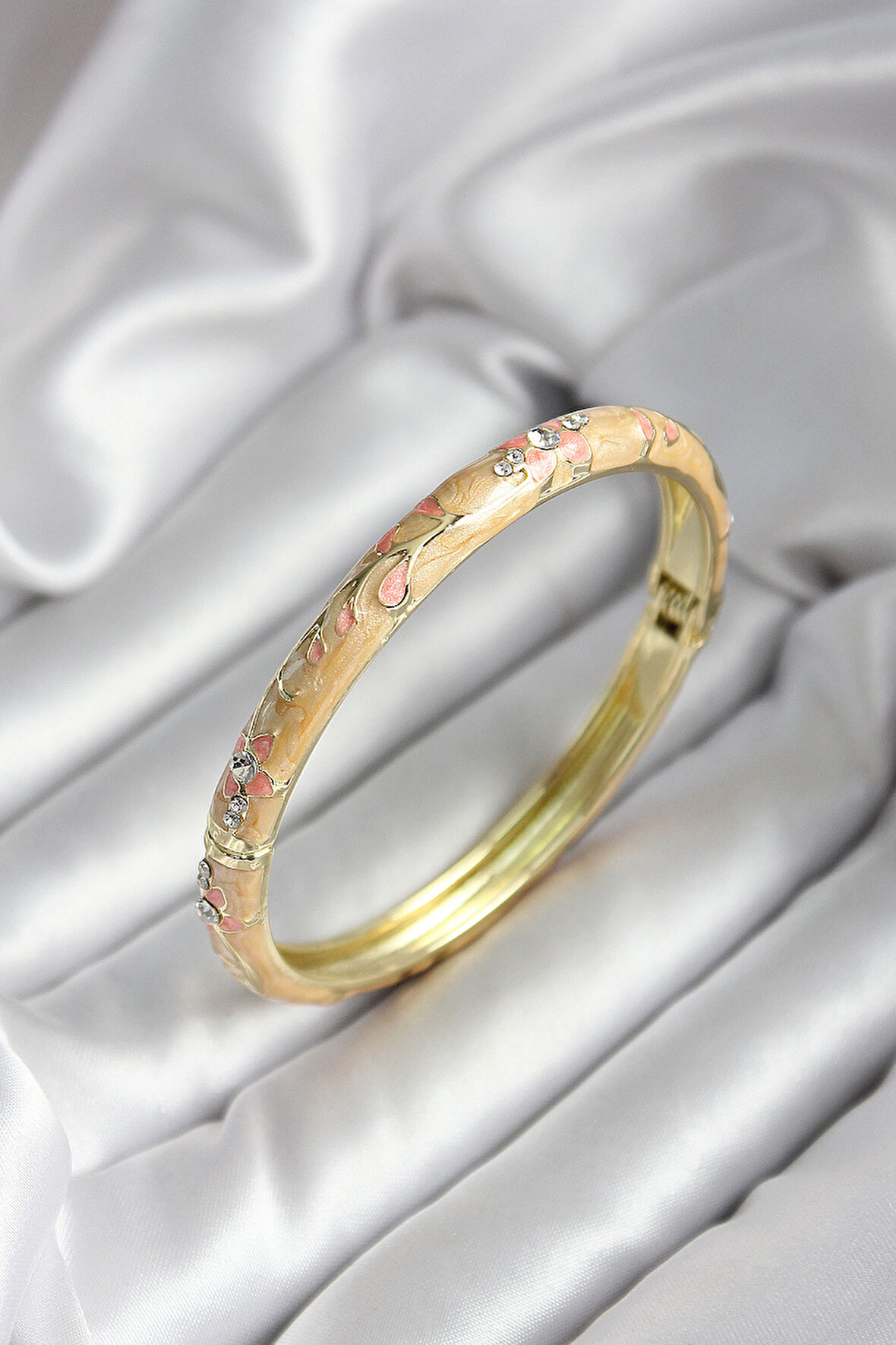 Mineli Pirinç Krem Çiçek Desenli Zirkon Taşlı Gold Renk Kadın Kelepçe (çap 60 mm)