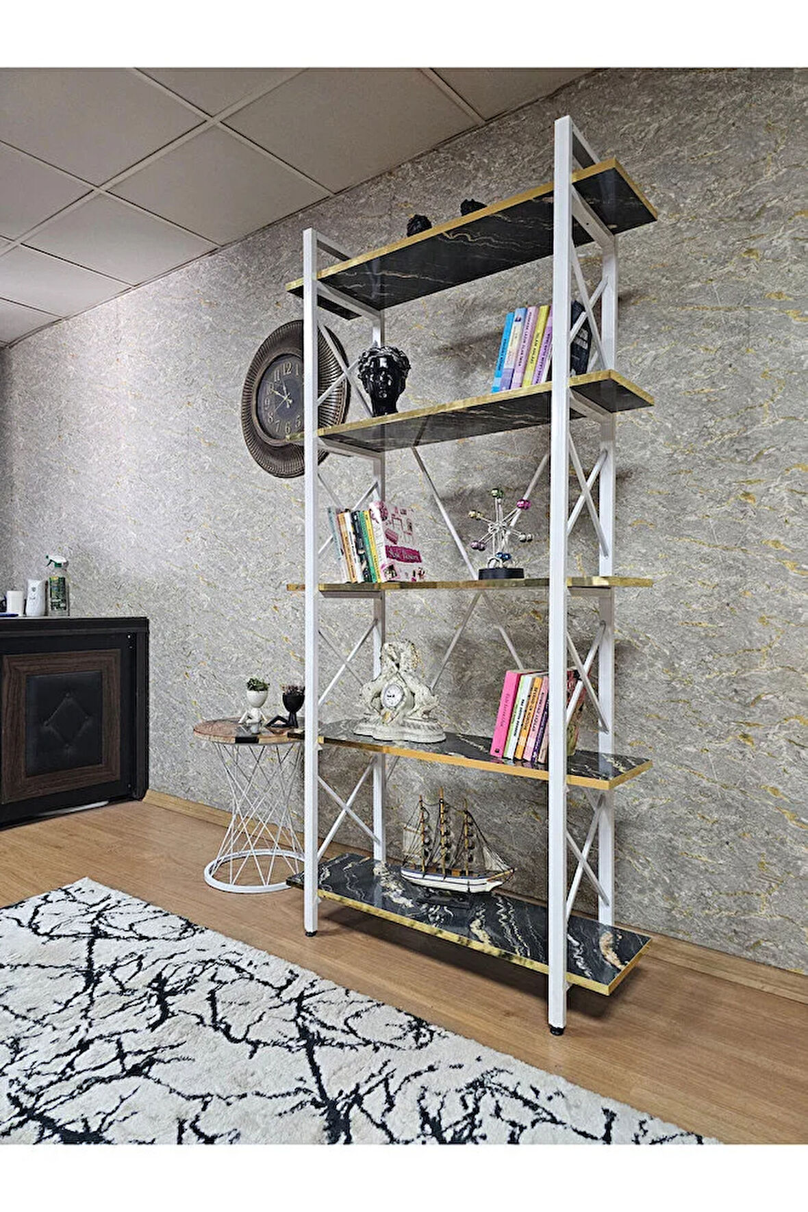 Çıkıntılı Beyaz Boyalı Kitaplık - 5 Raflı Suntalem Lüks Kitaplık Luanda Gold Cumbalı