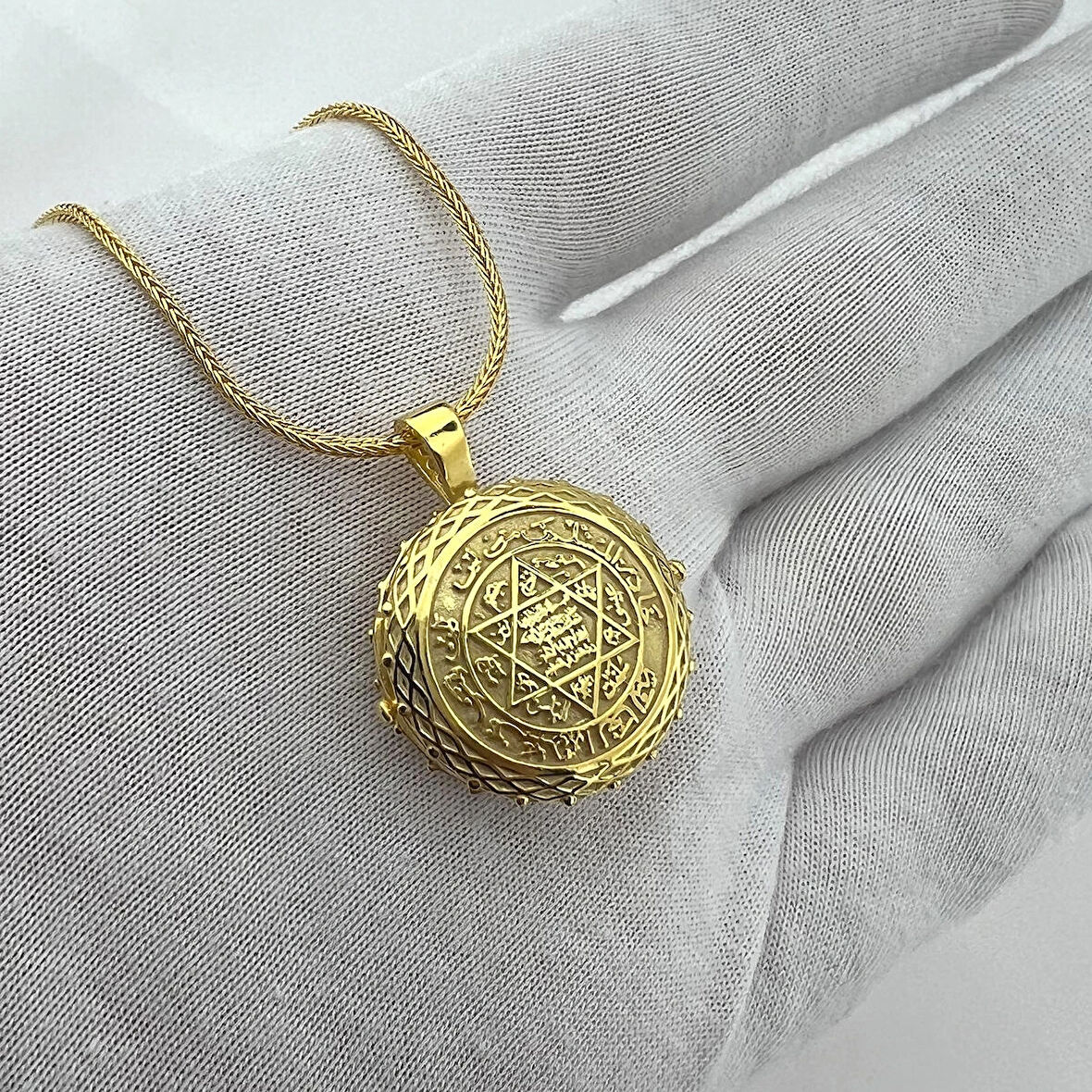 925 AYAR GÜMÜŞ AÇILIR KAPANIR SÜLEYMAN MÜHRÜ İŞLEMELİ GOLD MUSKA KOLYE