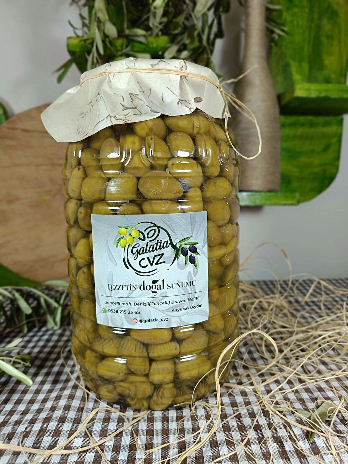 Aydın Yöresi (Çekiçte) Eğri Çekirdek Cinsi Sofralık Tatlandırılmış Kırma Yeşil Zeytin (2 Kg)