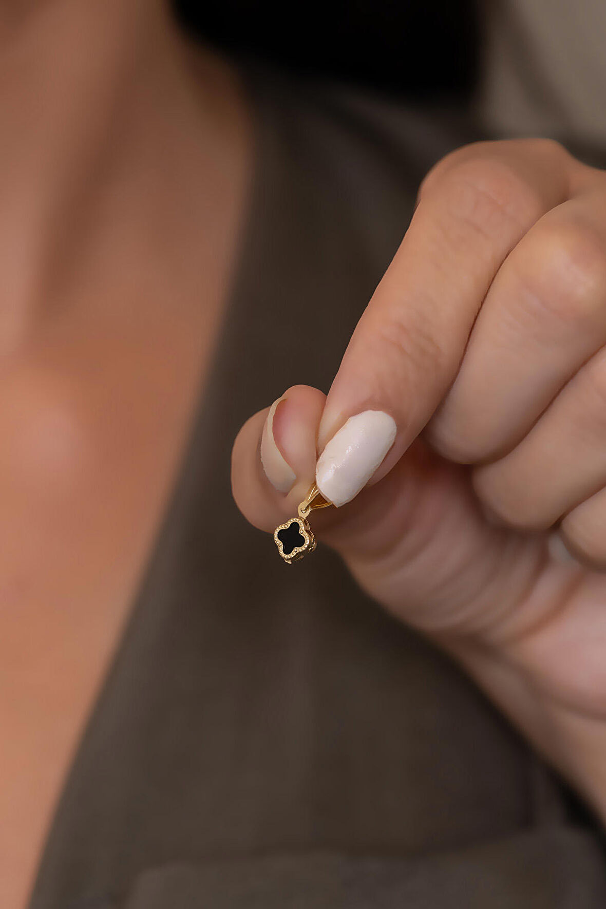 14 Ayar Altın Siyah Renkli Yonca Kolye Ucu