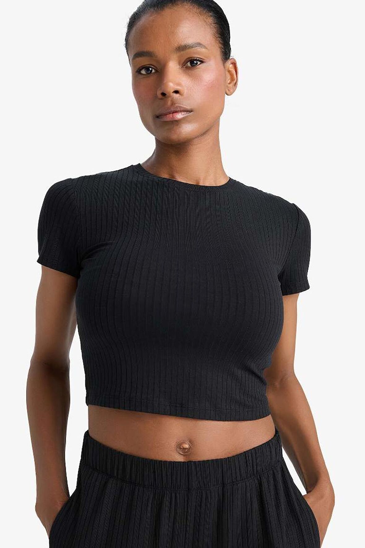 DeFactoFit Cropped Fit Bisiklet Yaka Sporcu Kısa Kollu Tişört E2536AX25SMBK81