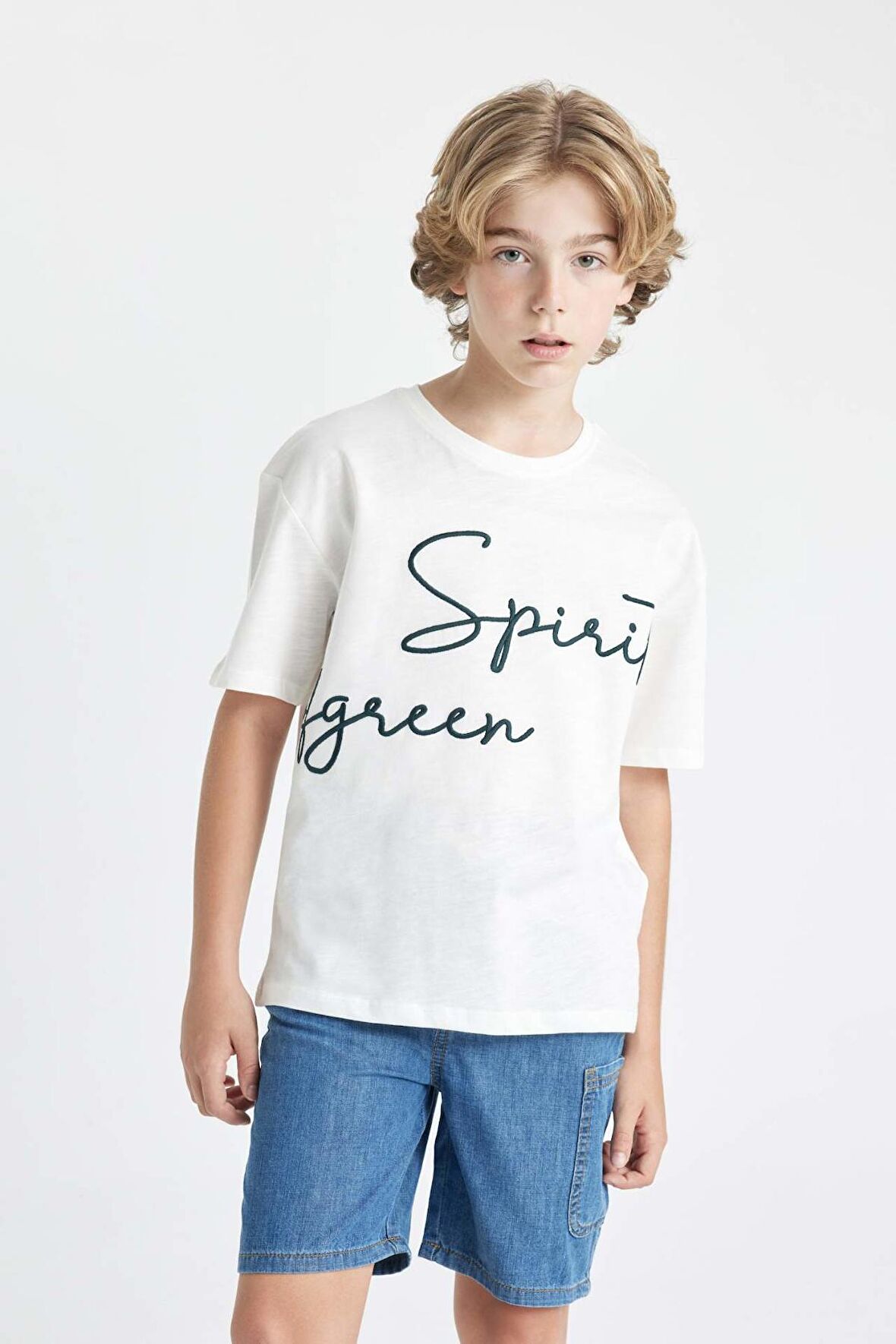 DeFacto Erkek Çocuk Oversize Fit Bisiklet Yaka Nakışlı Kısa Kollu Tişört C5084A824HSWT32