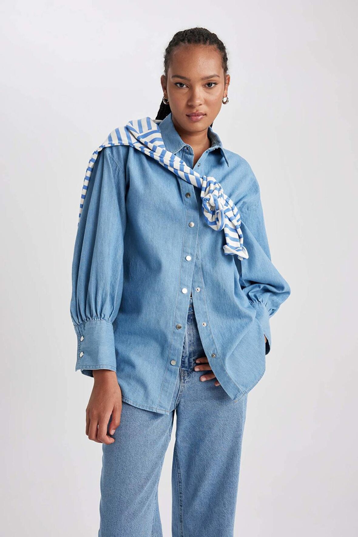 DeFacto Fashion Fit Uzun Kollu Jean Gömlek B2391AX23HSNM28