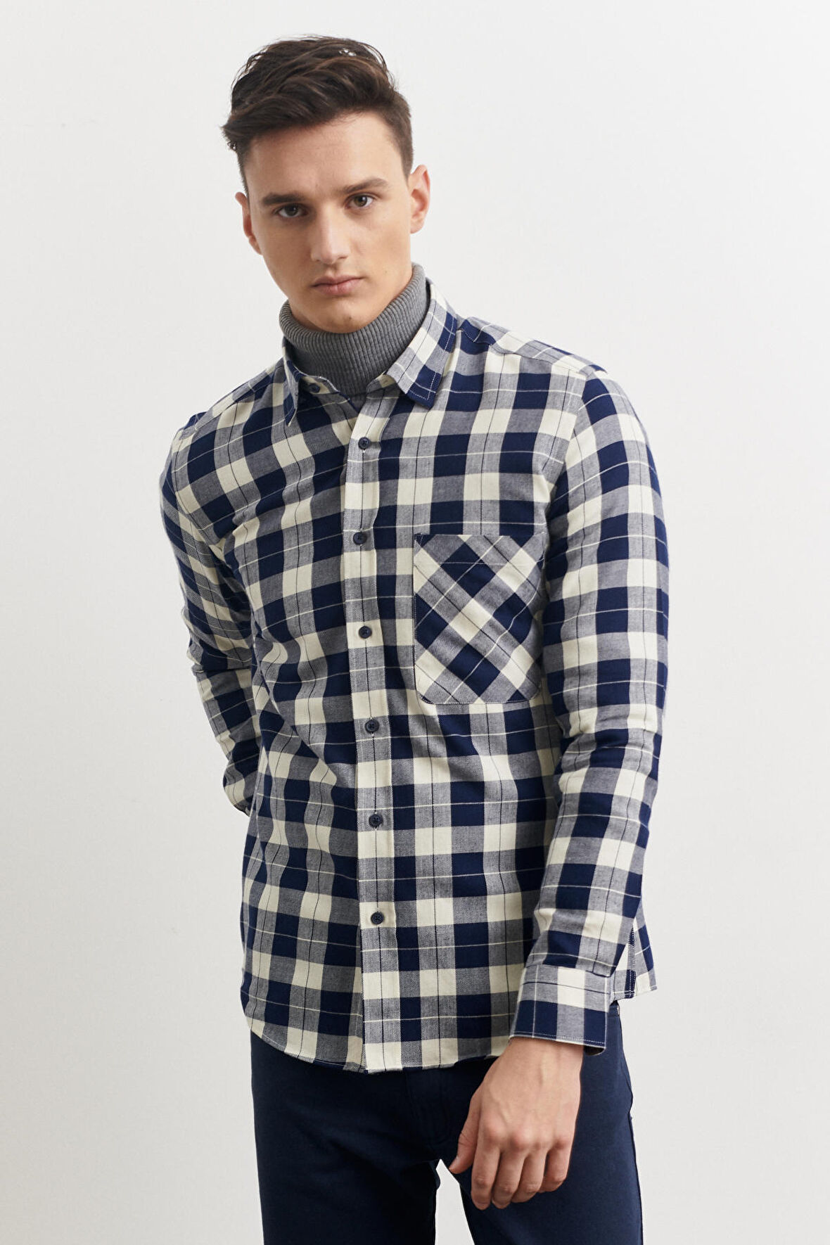 Erkek Lacivert-bej Slim Fit Dar Kesim Düğmeli Yaka %100 Pamuk Kareli Oduncu Gömlek