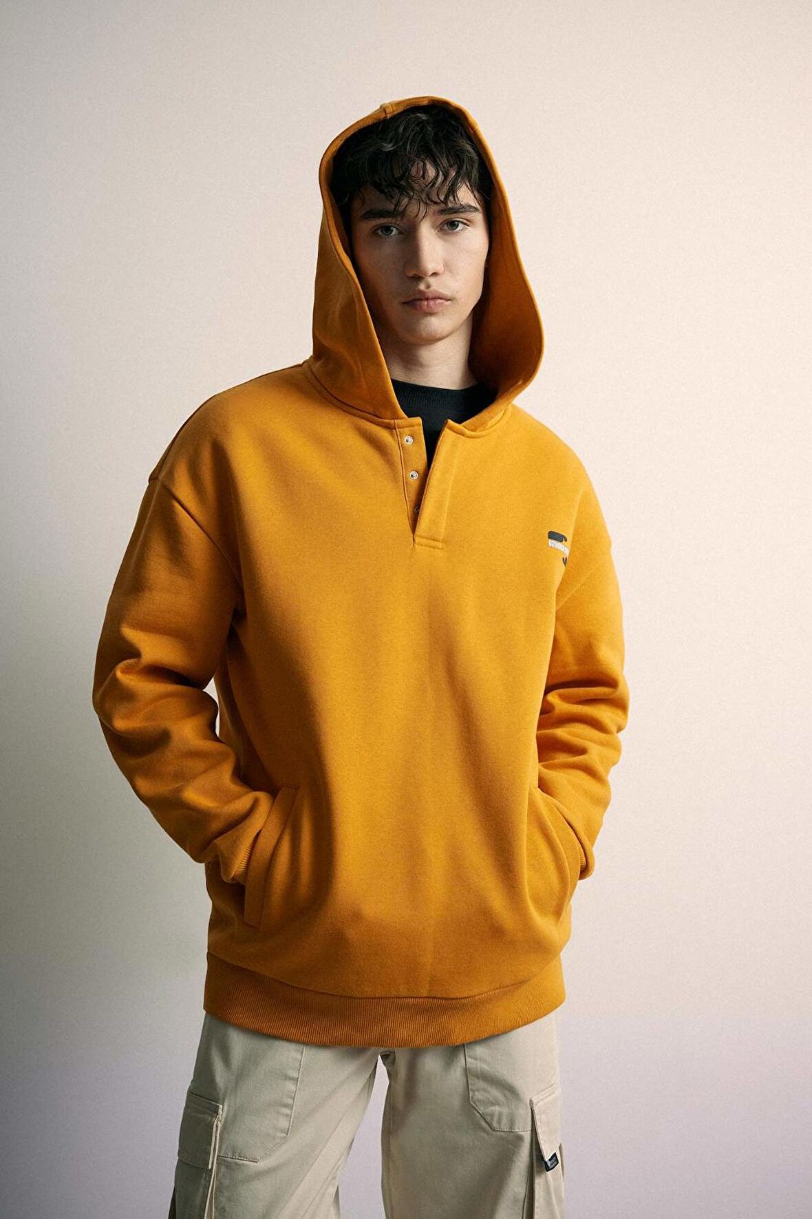 DeFacto Comfort Regular Fit Rahat Kalıp Kapüşonlu Çıtçıt Kapamalı Baskılı Sweatshirt B4766AX24SPOG589