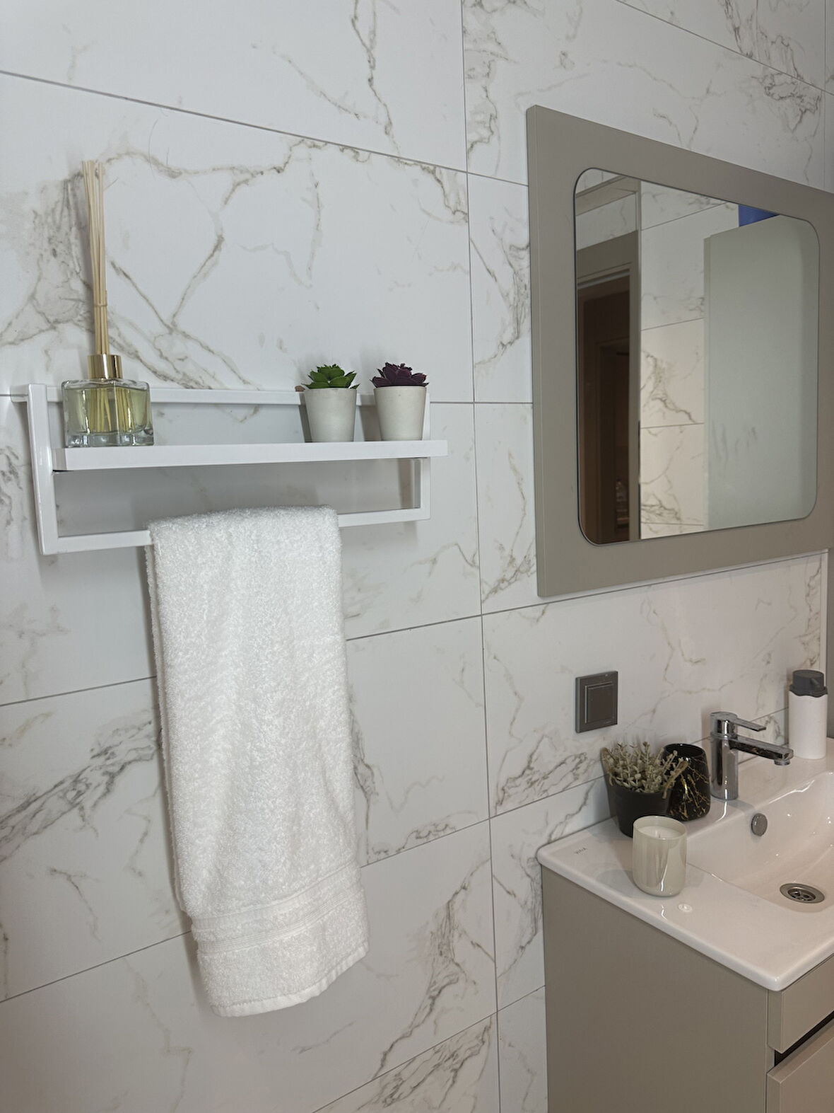 Defne Banyo Ahşap Raflı Beyaz Metal Havlu, Şal Askılık Beyaz Raf