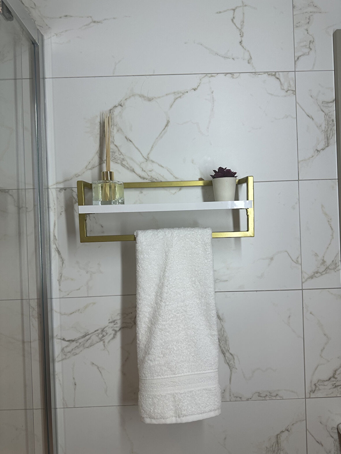 Defne Banyo Ahşap Raflı Gold Metal Havlu, Şal Askılık Beyaz Raf