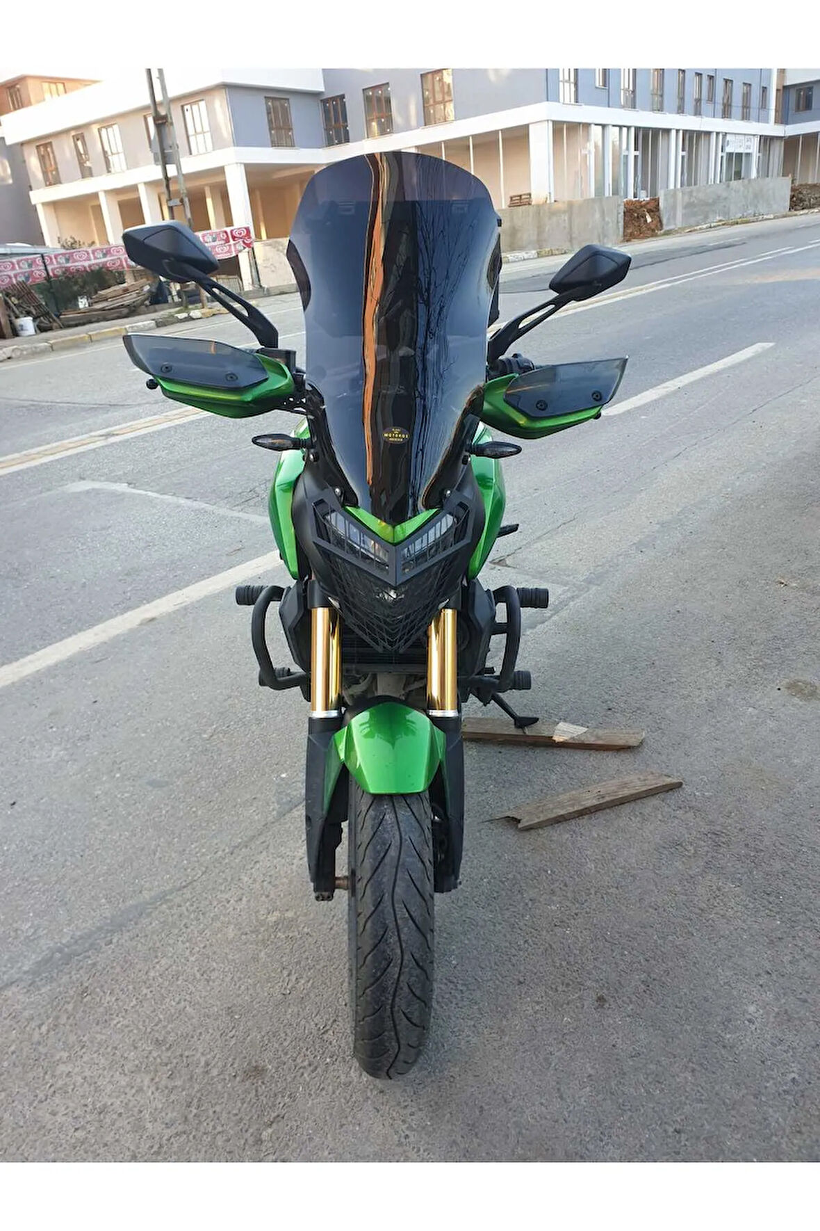 Bajaj Dominar 400 Siperlik Ön Cam 2017 2024 Model 58cm Siyah Renkli 4mm ORTA BOYLU CAM