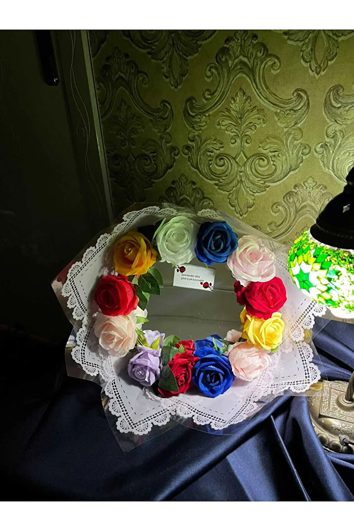 renkli gül buketi aynalı